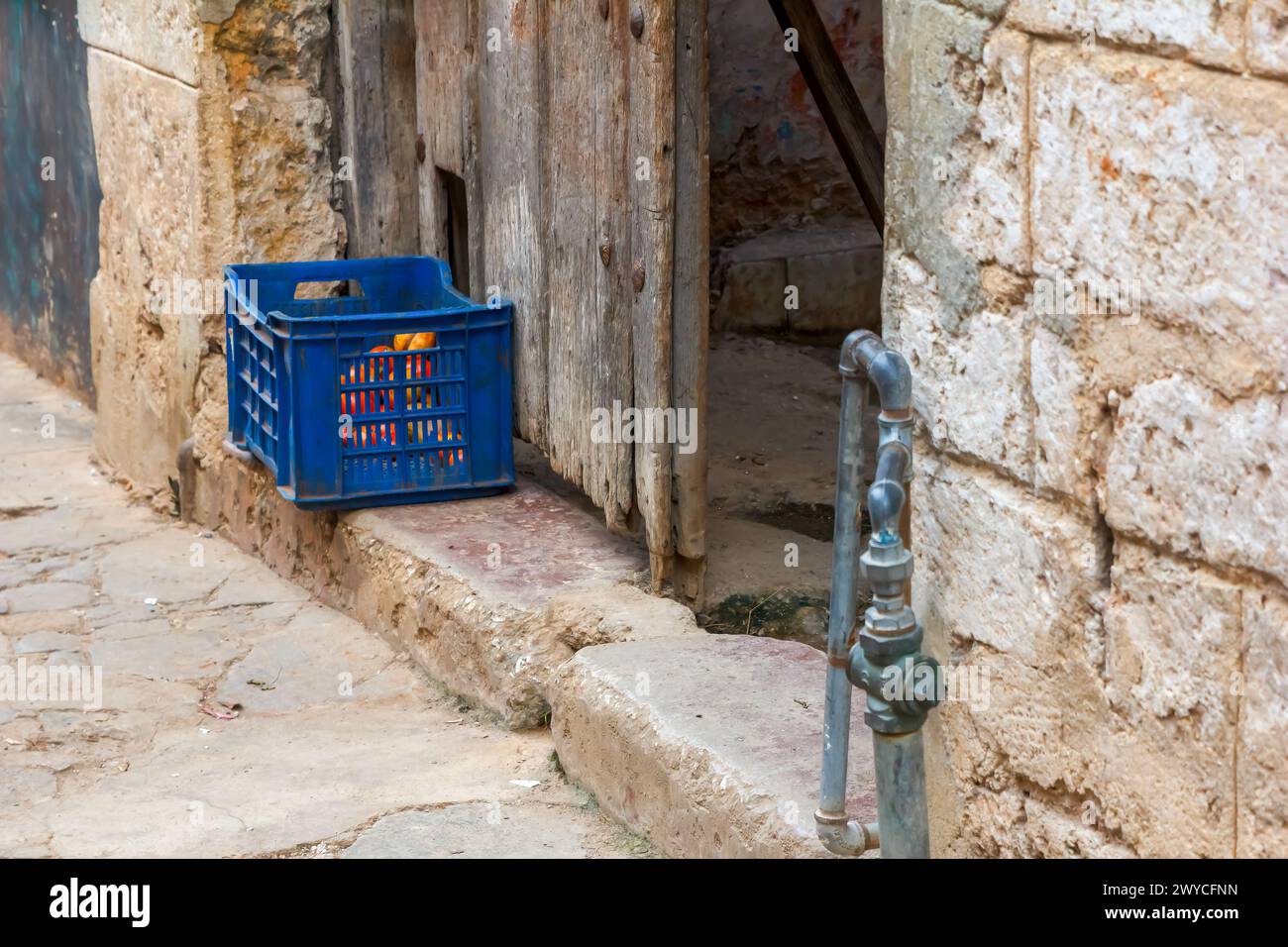 Plastikkiste vor der Haustür, altes verwittertes beschädigtes Gebäude in Havanna, Kuba Stockfoto