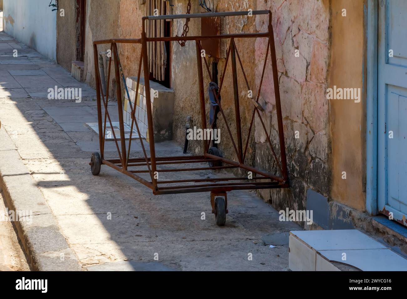 Rostiger, rustikaler Wagen auf dem Bürgersteig in Havanna, Kuba Stockfoto