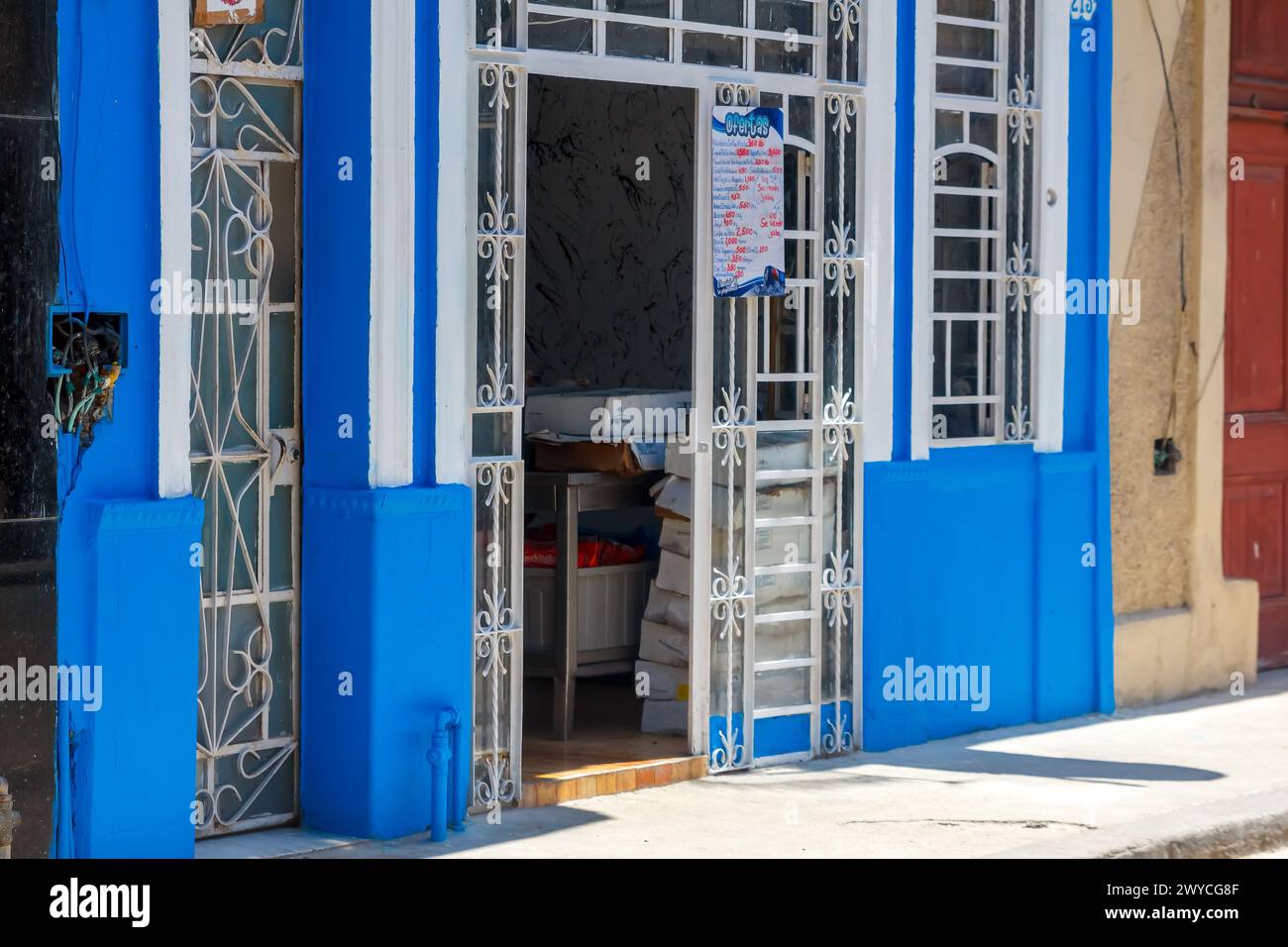 Metallgitter in der Gebäudefassade in Havanna, Kuba Stockfoto
