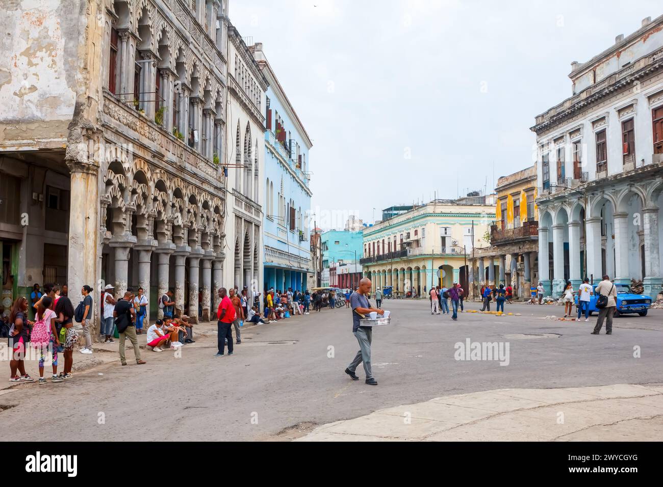 Kubanische Bevölkerung und Stadtleben durch verwitterte alte Gebäudefassaden in Havanna, Kuba Stockfoto