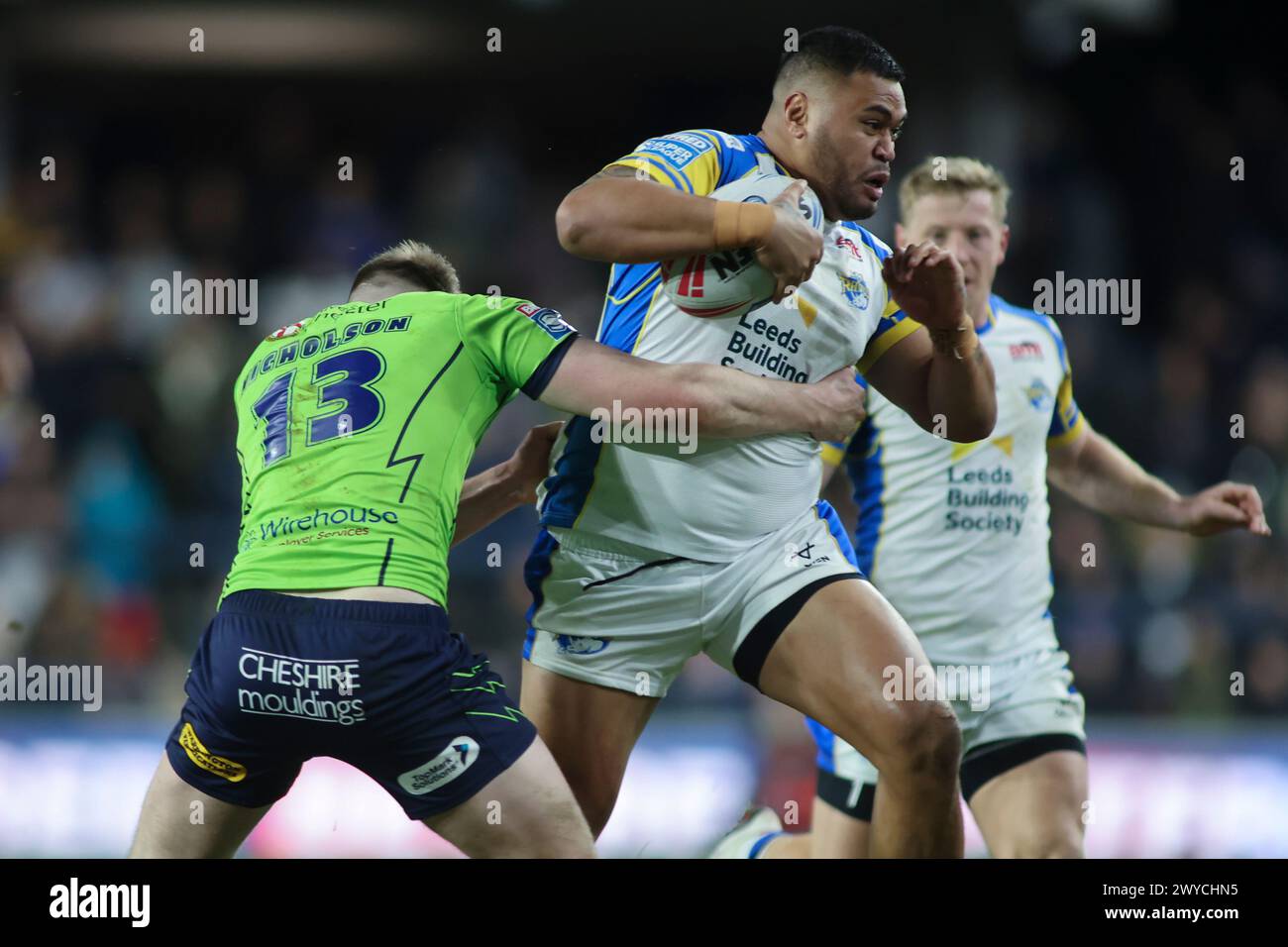 Leeds, Großbritannien. April 2024. AMT Headingley Rugby Stadium, Leeds, West Yorkshire, 5. April 2024. Betfred Super League Leeds Rhinos gegen Warrington Wölfe. Sam Lisone von Leeds Rhinos wird von Matty Nicholson von Warrington Wolves Credit: Touchlinepics/Alamy Live News angegriffen Stockfoto