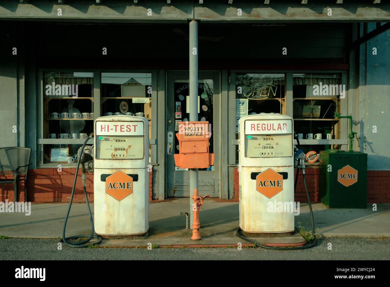 Vintage-Schilder und Gaspumpen an der Wallys Service Station, Mount Airy, North Carolina Stockfoto