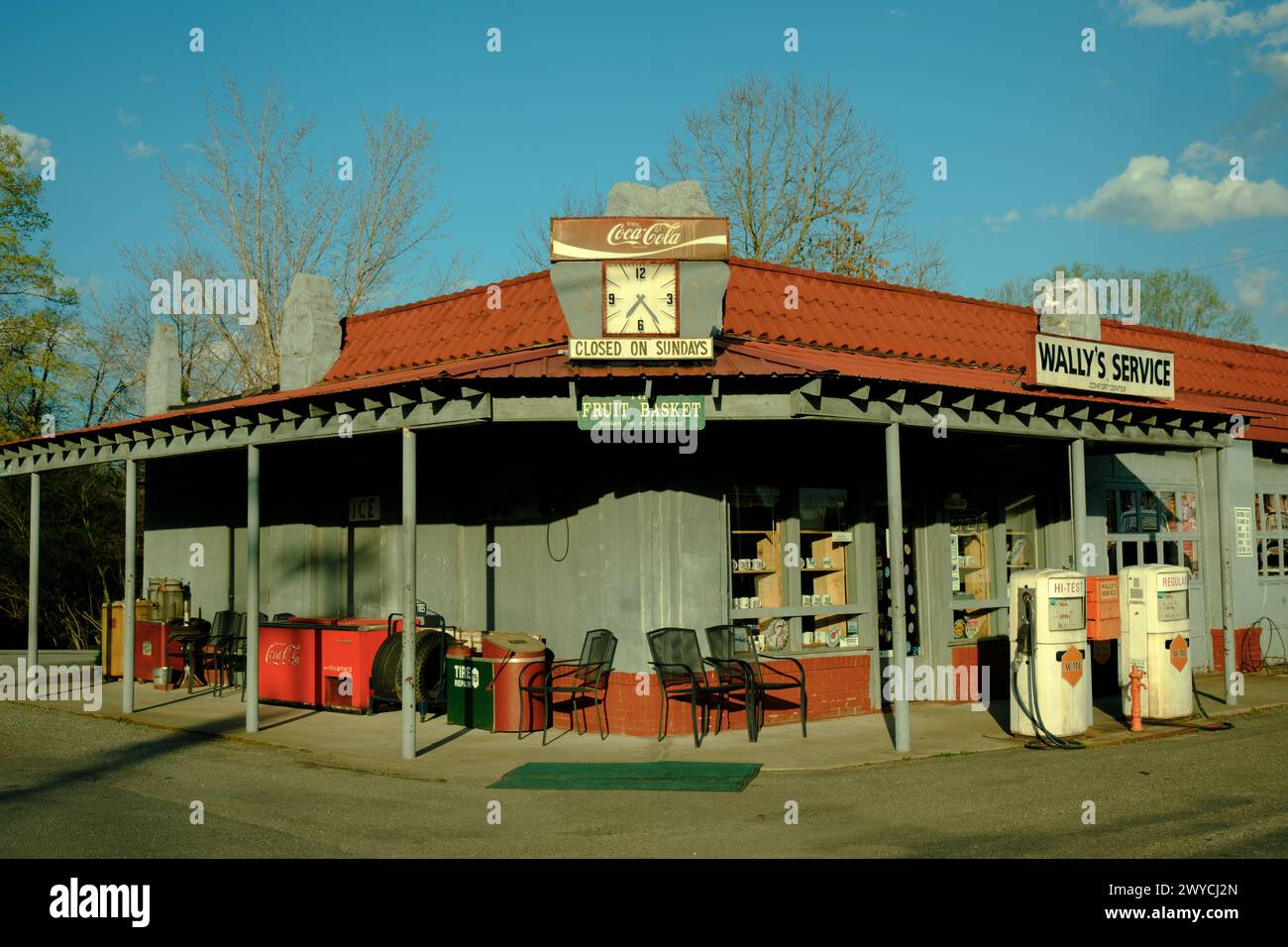 Vintage-Schilder und Gaspumpen an der Wallys Service Station, Mount Airy, North Carolina Stockfoto