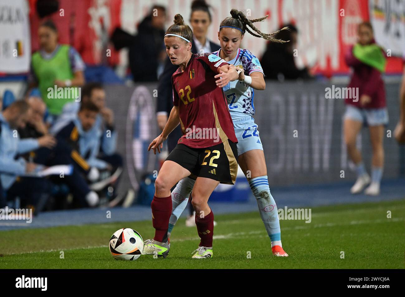 LEUVEN - (l-r) Laura Deloose von Belgien, Athenea von Spanien während des Qualifikationsspiels der Frauen in der Gruppe A2 zwischen Belgien und Spanien im den Dreef Stadium am 5. April 2024 in Leuven, Belgien. ANP | Hollandse Hoogte | GERRIT VAN COLOGNE Credit: ANP/Alamy Live News Stockfoto