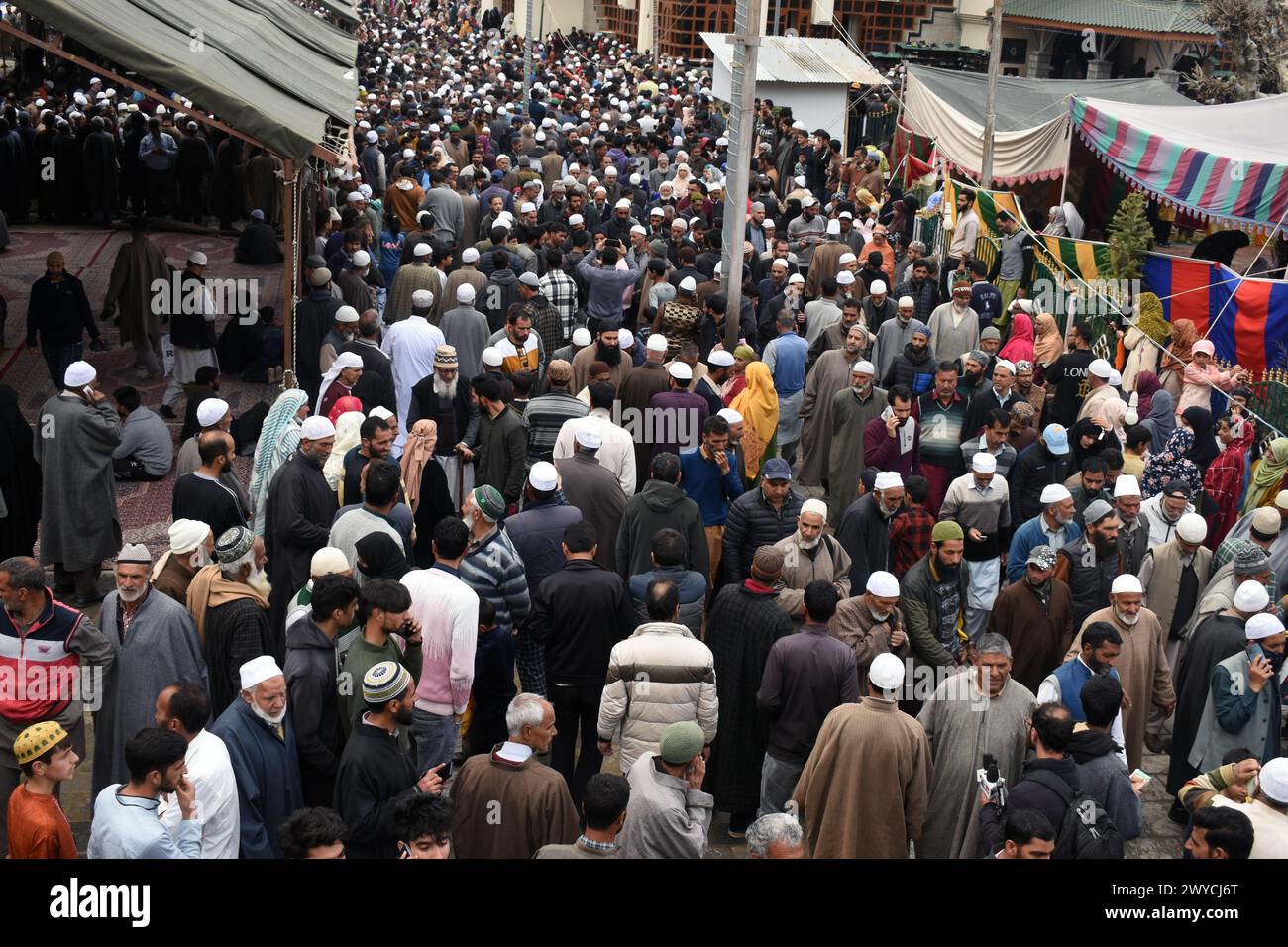 Srinagar, Indien. April 2024. In Srinagar, Kaschmir, Indien, überflutet Ein Meer von Gläubigen am 5. April 2024 den berühmten Schrein von Hazrat Sheikh ul Alam in Charari Sharief, Budgam Bezirk, Srinagar, während sie sich zum jährlichen Freitagsgebet am Vorabend von Jumu'atul-Wida treffen. Alvida Jumma symbolisiert den ergreifenden Abschied von Ramadan und zieht Gläubige in einen Moment der spirituellen Einheit und Reflexion. (Foto von Danish Showkat/SIPA USA) Credit: SIPA USA/Alamy Live News Stockfoto