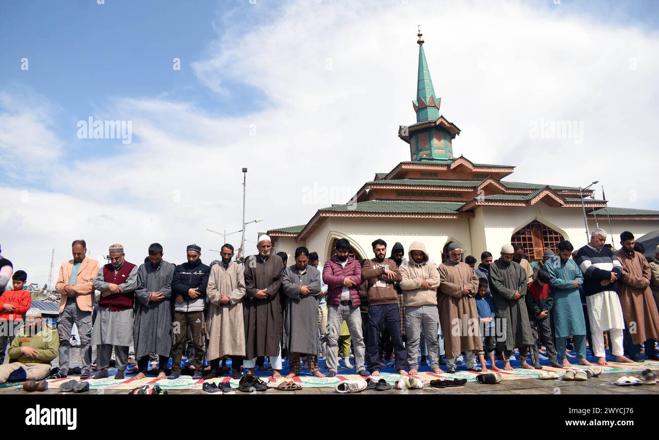 Srinagar, Indien. April 2024. In Srinagar, Kaschmir, Indien, überflutet Ein Meer von Gläubigen am 5. April 2024 den berühmten Schrein von Hazrat Sheikh ul Alam in Charari Sharief, Budgam Bezirk, Srinagar, während sie sich zum jährlichen Freitagsgebet am Vorabend von Jumu'atul-Wida treffen. Alvida Jumma symbolisiert den ergreifenden Abschied von Ramadan und zieht Gläubige in einen Moment der spirituellen Einheit und Reflexion. (Foto von Danish Showkat/SIPA USA) Credit: SIPA USA/Alamy Live News Stockfoto