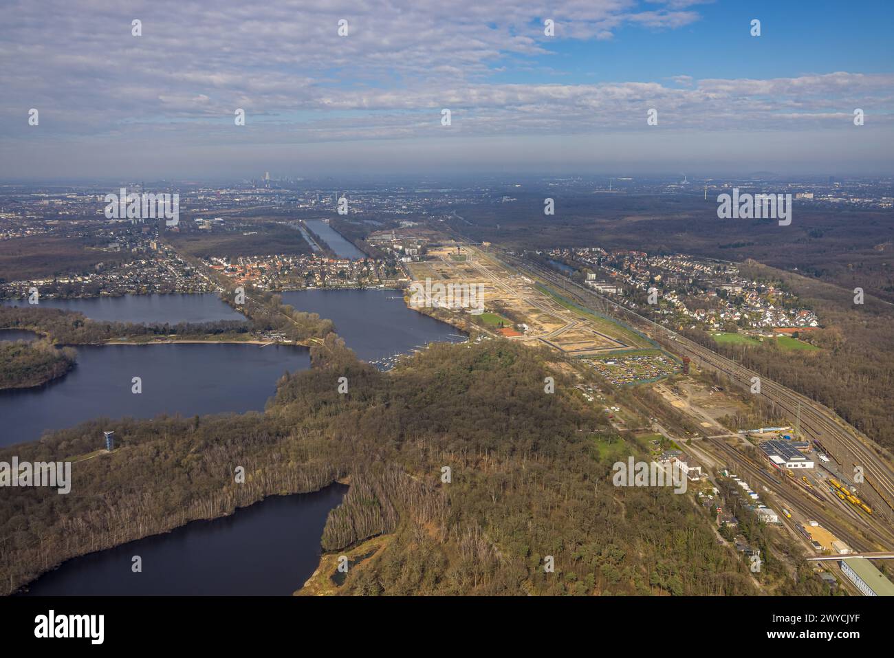 Luftaufnahme, Baustelle für geplante Duisburger Wohnquartier am ehemaligen Rangierbahnhof Wedau, an der Sechs-Seen-Platte und Regattabahn Stockfoto