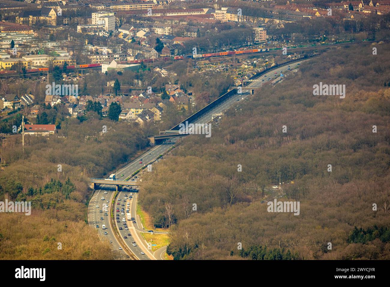 Luftaufnahme, BAB Autobahn A3, Straßen- und Waldgebiet, Neudorf, Duisburg, Ruhrgebiet, Nordrhein-Westfalen, Deutschland, Duisburg-S Stockfoto