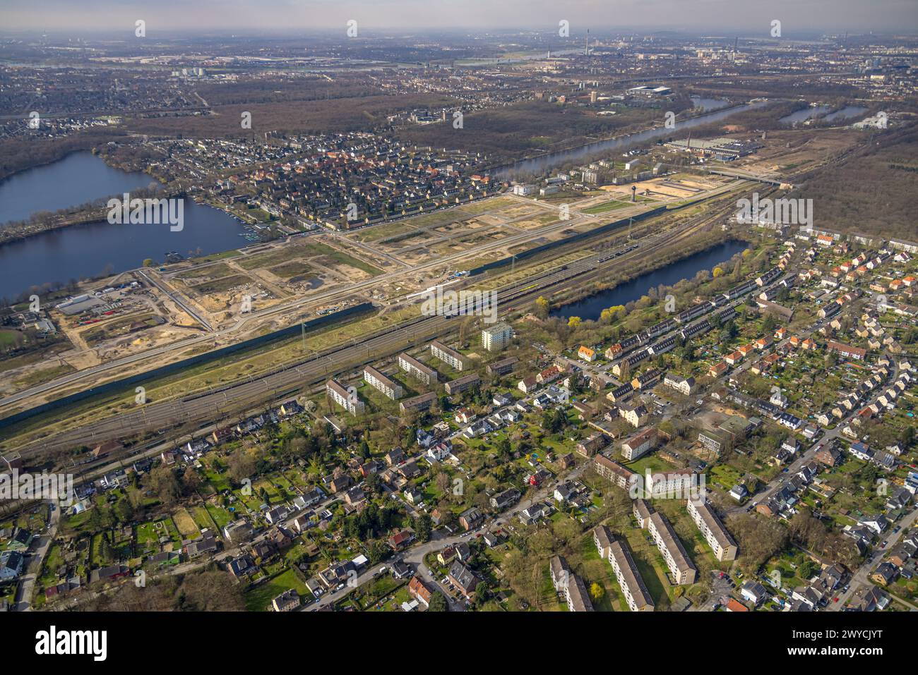 Luftaufnahme, Baustelle für geplante Duisburger Wohnquartier am ehemaligen Rangierbahnhof Wedau, an der Sechs-Seen-Platte und Regatta cou Stockfoto
