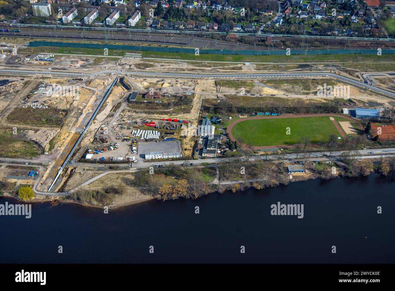 Luftaufnahme, Baustelle für geplante Duisburger Wohnquartier am ehemaligen Rangierbahnhof Wedau, an der Sechs-Seen-Platte, Sportplatz, Stockfoto