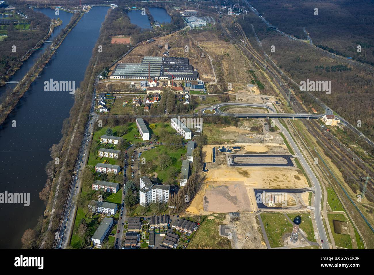 Luftaufnahme, Baustelle für geplante Duisburger Wohnquartier am ehemaligen Rangierbahnhof Wedau, an der Sechs-Seen-Platte, Sportplatz, Stockfoto