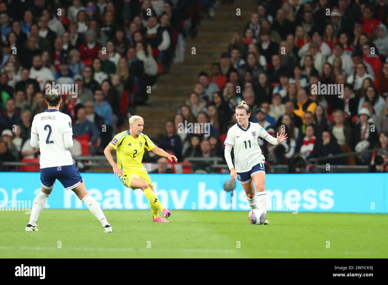 Wembley Stadium, London, Großbritannien. April 2024. UEFA Womens Euro Qualifying International Football, England gegen Schweden; Lauren Hanp aus England wendet sich von Jonna Andersson aus Schweden ab. Beschreibung: Action Plus Sports/Alamy Live News Stockfoto