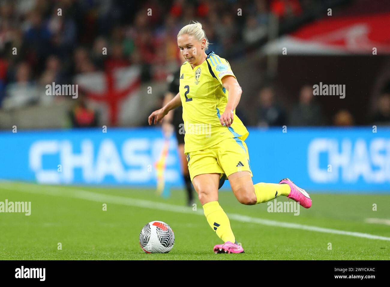 Wembley Stadium, London, Großbritannien. April 2024. UEFA Womens Euro Qualifying International Football, England gegen Schweden; Jonna Andersson aus Schweden, die einen Pass aus dem Flügel macht. Beschreibung: Action Plus Sports/Alamy Live News Stockfoto