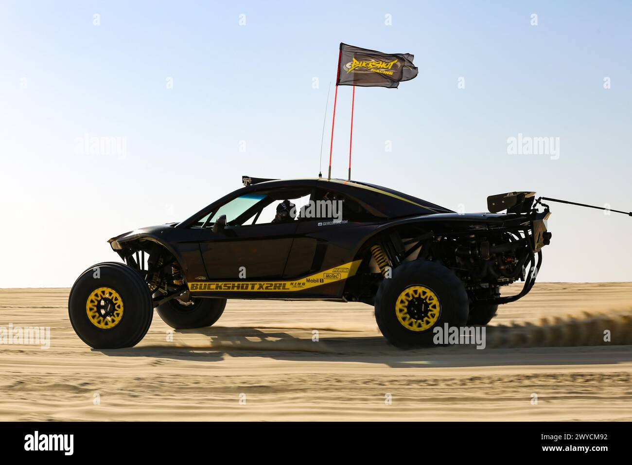 Geländewagen in den Sanddünen der katarischen Wüste. Stockfoto