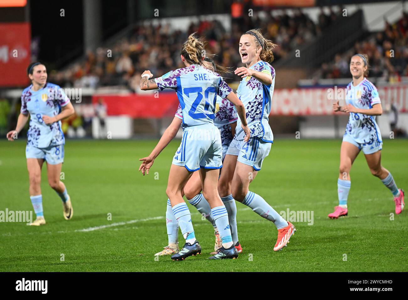 LEUVEN - Sheila Garcia von Spanien (c) feiert das 0-5 mit ihren Teamkollegen während des Qualifikationsspiels der Frauen in der Gruppe A2 zwischen Belgien und Spanien im den Dreef Stadium am 5. April 2024 in Leuven, Belgien. ANP | Hollandse Hoogte | GERRIT VAN COLOGNE Credit: ANP/Alamy Live News Stockfoto