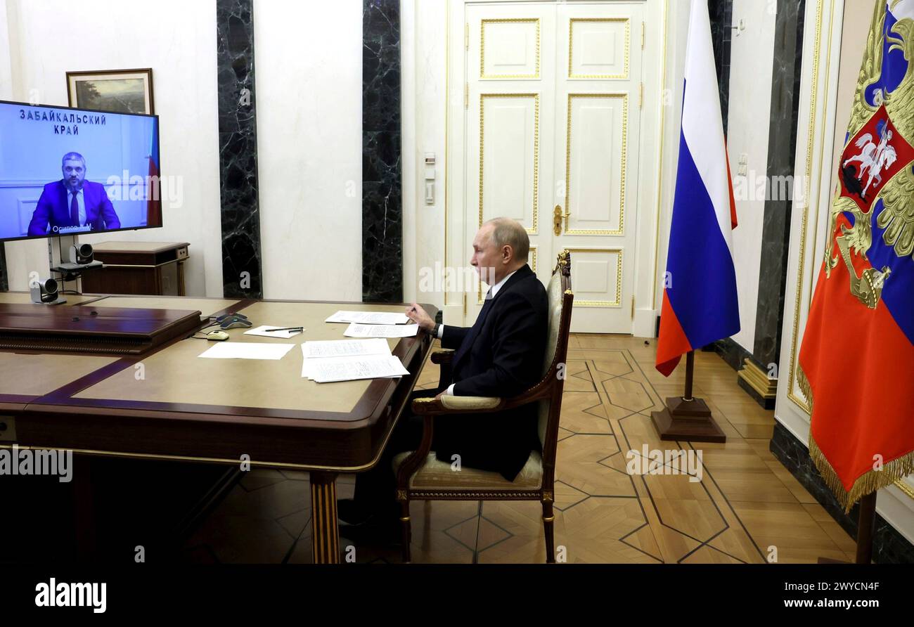 Moskau, Russland. April 2024. Der russische Präsident Wladimir Putin veranstaltet am 3. April 2024 in Moskau ein Treffen mit dem Gouverneur des transBaikalen Territoriums Alexander Osipov aus dem Kreml. Quelle: Mikhail Metzel/Kreml Pool/Alamy Live News Stockfoto