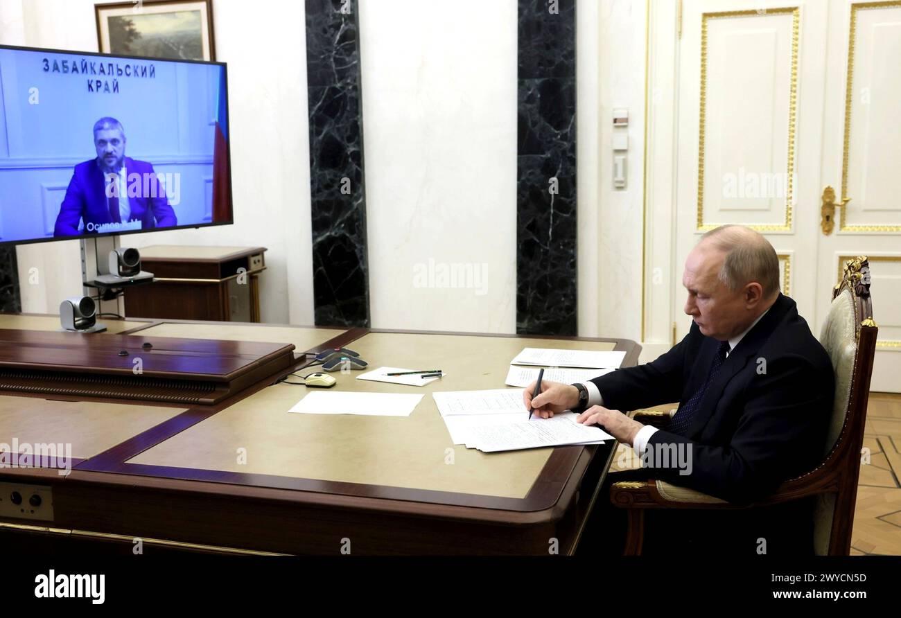 Moskau, Russland. April 2024. Der russische Präsident Wladimir Putin macht eine Notiz, als er am 3. April 2024 in Moskau ein Treffen mit dem Gouverneur des transBaikalen Territoriums Alexander Osipov aus dem Kreml veranstaltet. Quelle: Mikhail Metzel/Kreml Pool/Alamy Live News Stockfoto