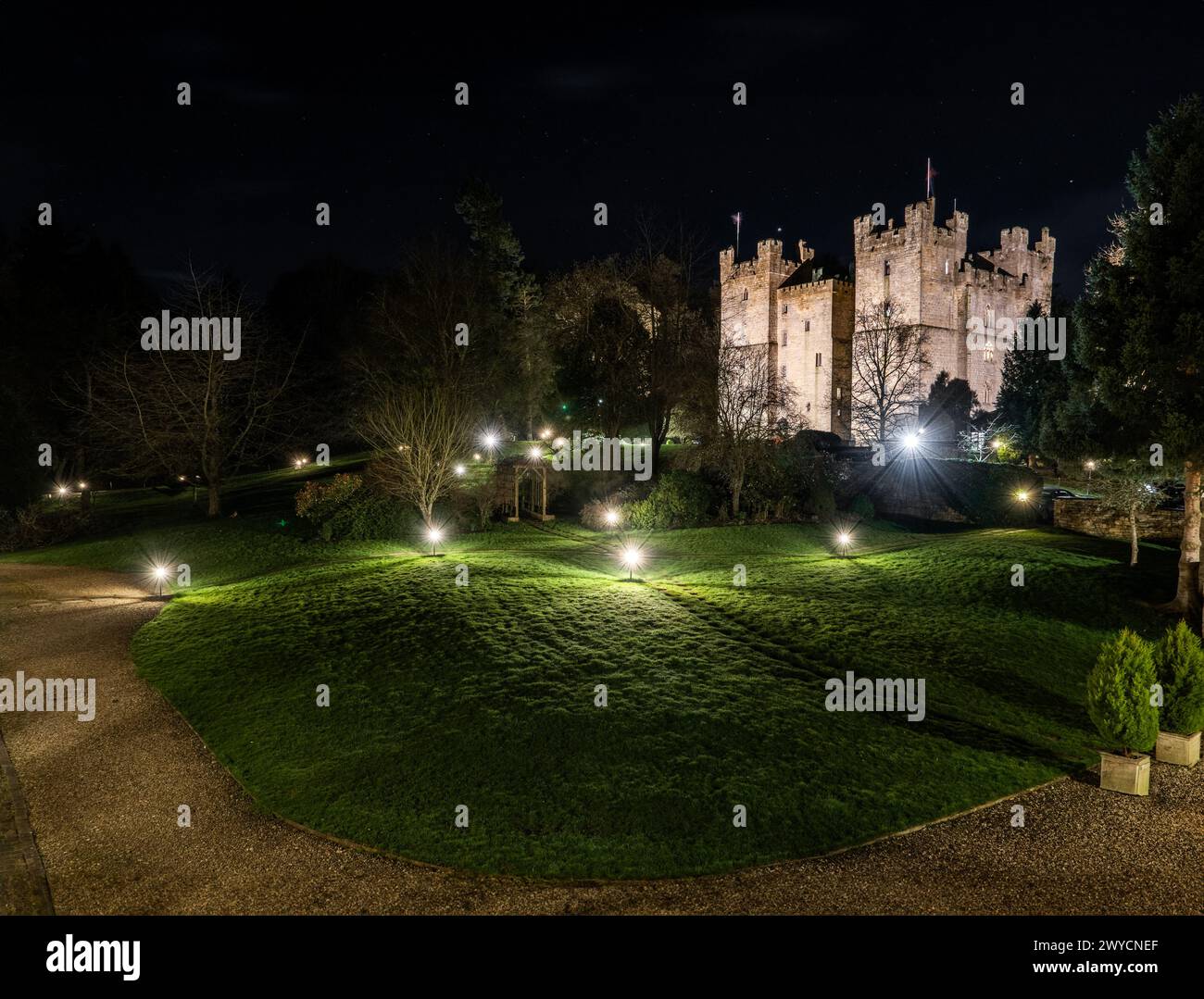 LANGLEY CASTLE, NORTHUMBERLAND, GROSSBRITANNIEN - 16. MÄRZ 2024. Panoramablick auf die historische und mittelalterliche Architektur von Langley Castle und Garten in Stockfoto