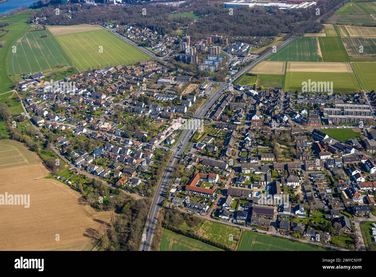 Luftaufnahme, Wohngebiet, Stadtteil Mündelheim in Richtung SERM mit der Krefelder Straße B288, Mündelheim, Duisburg, Ruhr sind Stockfoto
