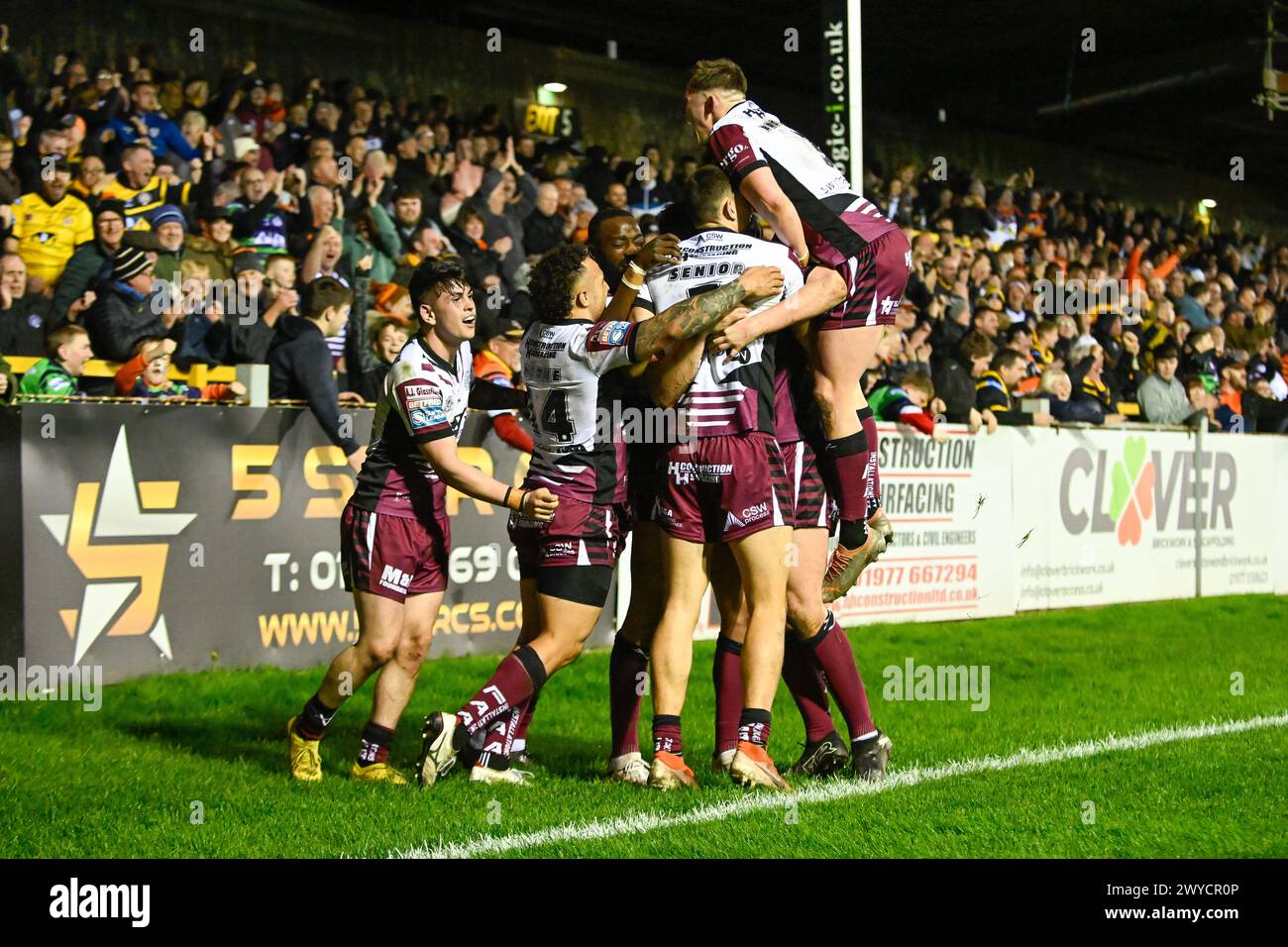 Innes Senior von Castleford Tigers führt die Feierlichkeiten an, nachdem er einen Versuch beim Spiel Castleford Tigers gegen Salford Red Devils in der Betfred Super League, Castleford, Vereinigtes Königreich, 5. April 2024 (Foto: Craig Cresswell/News Images) in, am 5. April 2024 erzielt hat. (Foto: Craig Cresswell/News Images/SIPA USA) Credit: SIPA USA/Alamy Live News Stockfoto