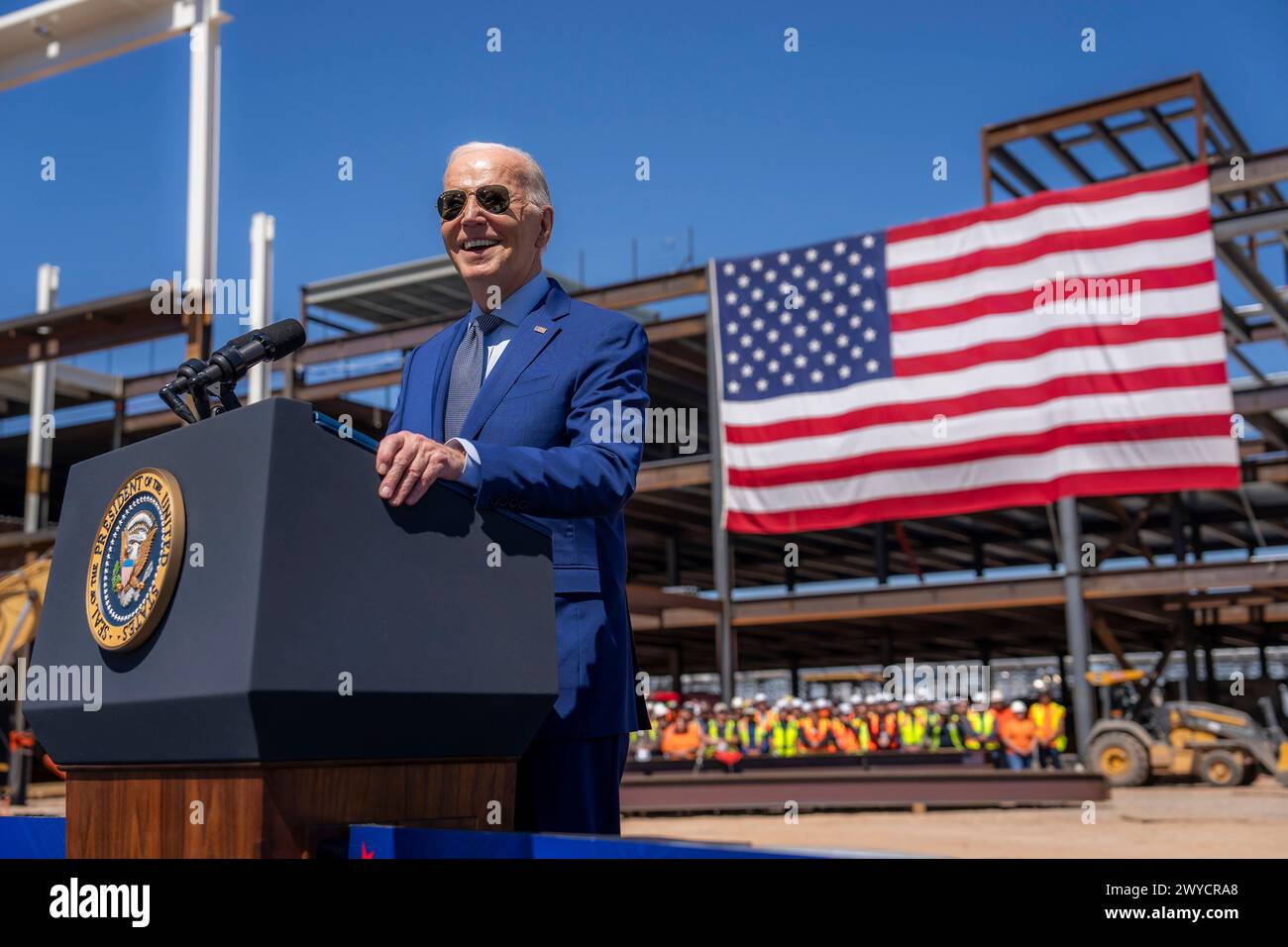 Chandler, Vereinigte Staaten von Amerika. März 2024. US-Präsident Joe Biden gibt bekannt, dass DIE Intel Corporation am 20. März 2024 auf dem Intel Ocotillo Campus in Chandler, Arizona, über CHIPS and Science Act Zuschüsse zur Ausweitung der US-Halbleiterproduktion erhält. Quelle: Adam Schultz/White House Photo/Alamy Live News Stockfoto