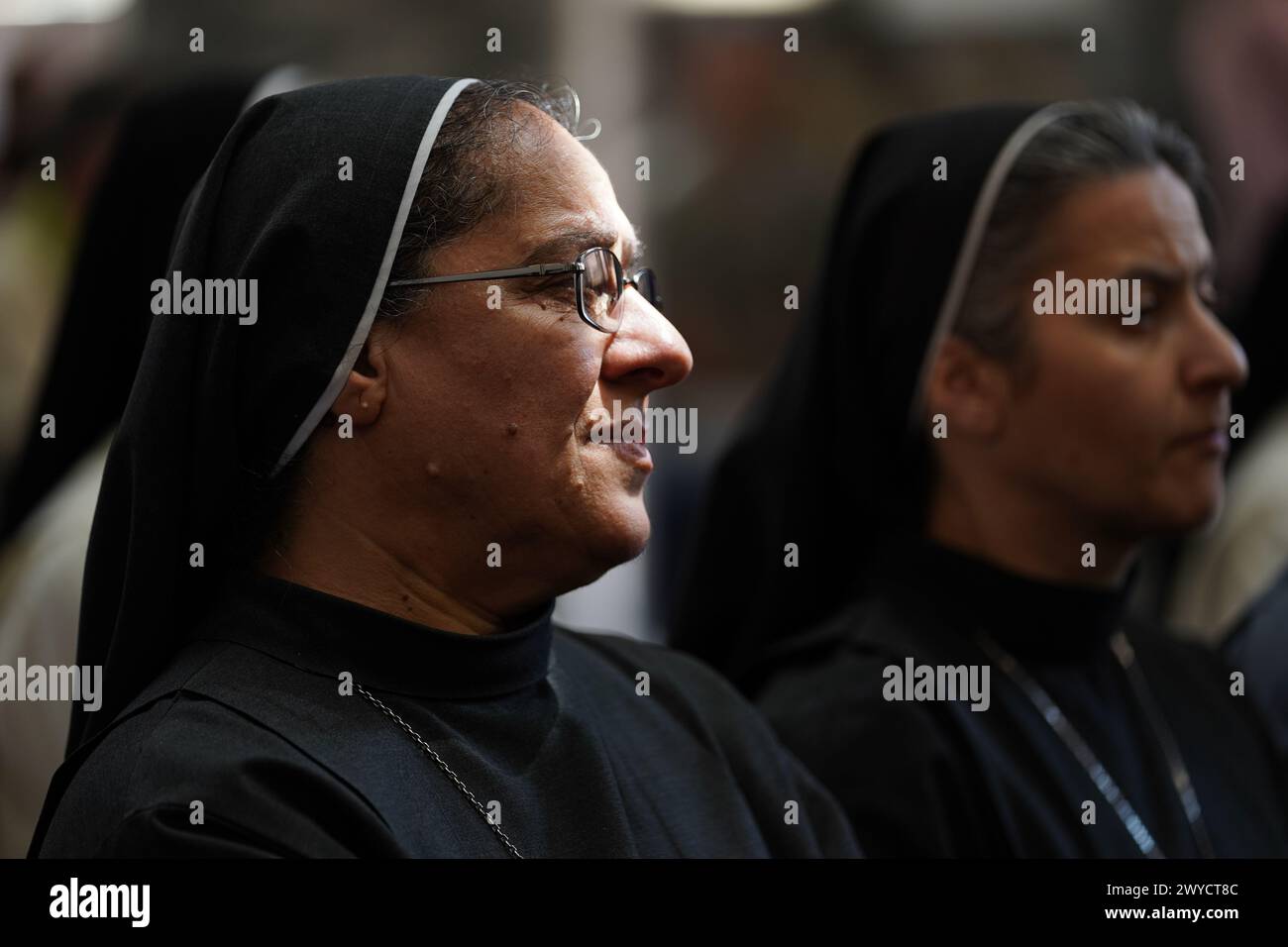 Mossul, Ninive, Irak. April 2024. Irakische christliche Nonnen nehmen an der Messe in der 80 Jahre alten chaldäisch-katholischen Kirche um al-Mauna, der „unsere Lieben Frau der ewigen Hilfe“, in Mossul im Nordirak Teil. Mit freudigem Beifall und Ululationen feierten die irakischen Christen die Restaurierung der Kirche am 5. April mit einer Heiligsprechungs- und Weihungszeremonie, Jahre nachdem der IS sie in ein religiöses Polizeiamt und ein Autobombenzentrum verwandelt hatte. (Credit Image: © Ismael Adnan/SOPA Images via ZUMA Press Wire) NUR REDAKTIONELLE VERWENDUNG! Nicht für kommerzielle ZWECKE! Stockfoto