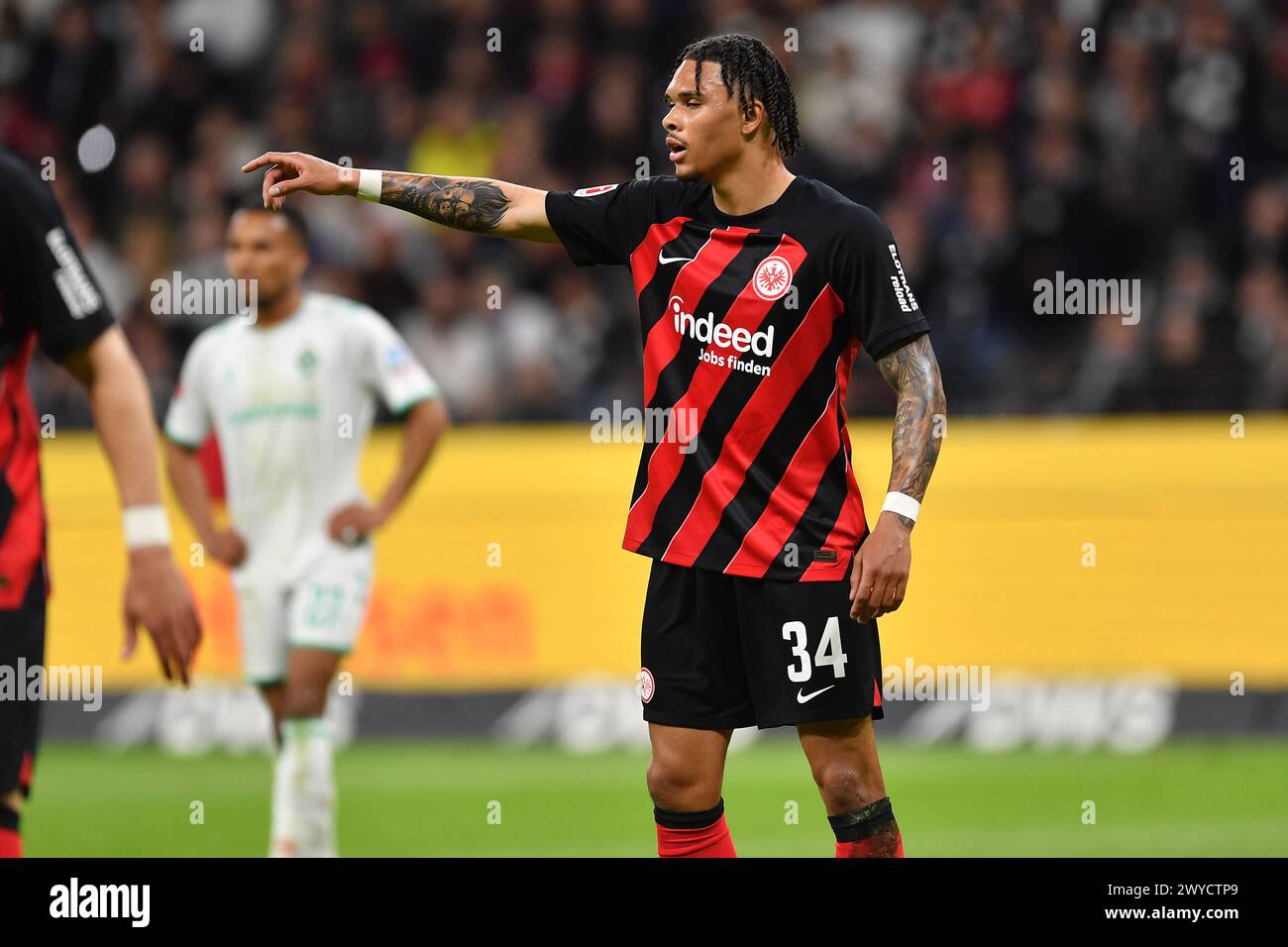 Fußball 1. Bundesliga 28. Spieltag Eintracht Frankfurt - SV Werder Bremen am 05.04.2024 im Deutschen Bank Park Frankfurt Pharrell Nnamdi Collins ( Frankfurt ) DFL-Vorschriften verbieten jede Verwendung von Fotografien als Bildsequenzen und/oder Quasi-Video. Foto: Revierfoto Stockfoto