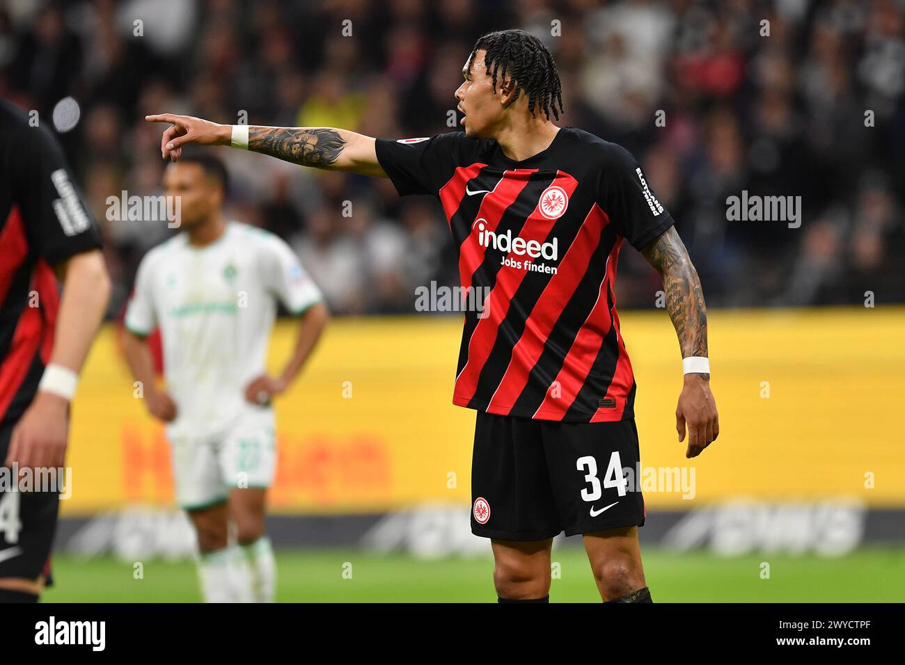 Fußball 1. Bundesliga 28. Spieltag Eintracht Frankfurt - SV Werder Bremen am 05.04.2024 im Deutschen Bank Park Frankfurt Pharrell Nnamdi Collins ( Frankfurt ) DFL-Vorschriften verbieten jede Verwendung von Fotografien als Bildsequenzen und/oder Quasi-Video. Foto: Revierfoto Stockfoto