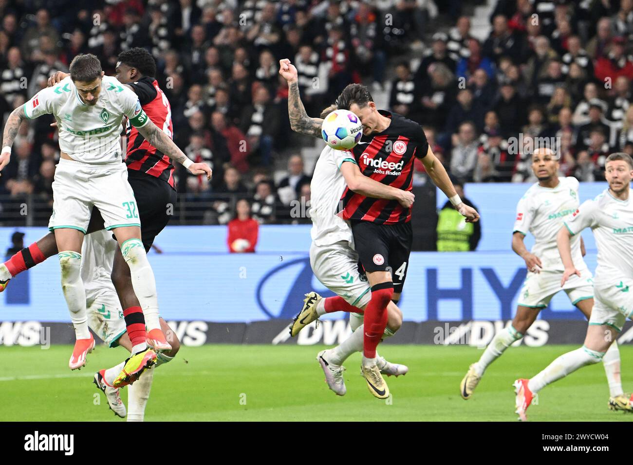 Fußball 1. Bundesliga 28. Spieltag Eintracht Frankfurt - SV Werder Bremen am 05.04.2024 im Deutschen Bank Park Frankfurt Amos Pieper ( Bremen ) gegen Robin Koch ( Frankfurt ) DFL-Vorschriften verbieten jede Verwendung von Fotografien als Bildsequenzen und/oder Quasi-Video. Foto: Revierfoto Stockfoto