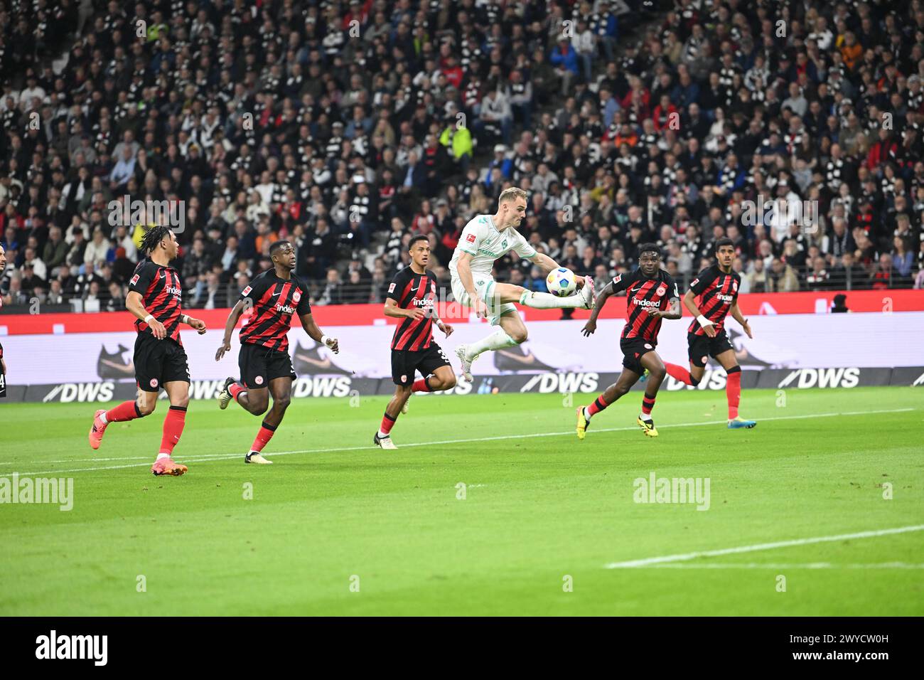 Fußball 1. Bundesliga 28. Spieltag Eintracht Frankfurt - SV Werder Bremen am 05.04.2024 im Deutschen Bank Park Frankfurt Amos Pieper ( Bremen ) DFL-Vorschriften verbieten jede Verwendung von Fotografien als Bildsequenzen und/oder Quasi-Video. Foto: Revierfoto Stockfoto