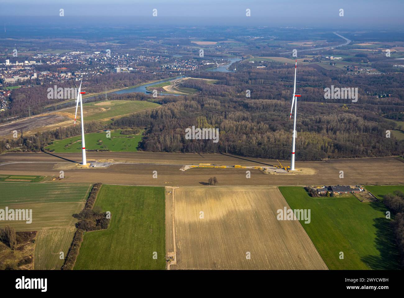 Luftaufnahme, Windturbinenbau, Landwirtschaftsgemeinde im Löringhof neben dem Kraftwerk Datteln 4, Dortmund-Ems Kanal und Waldgebiet mit Abzweigung Stockfoto