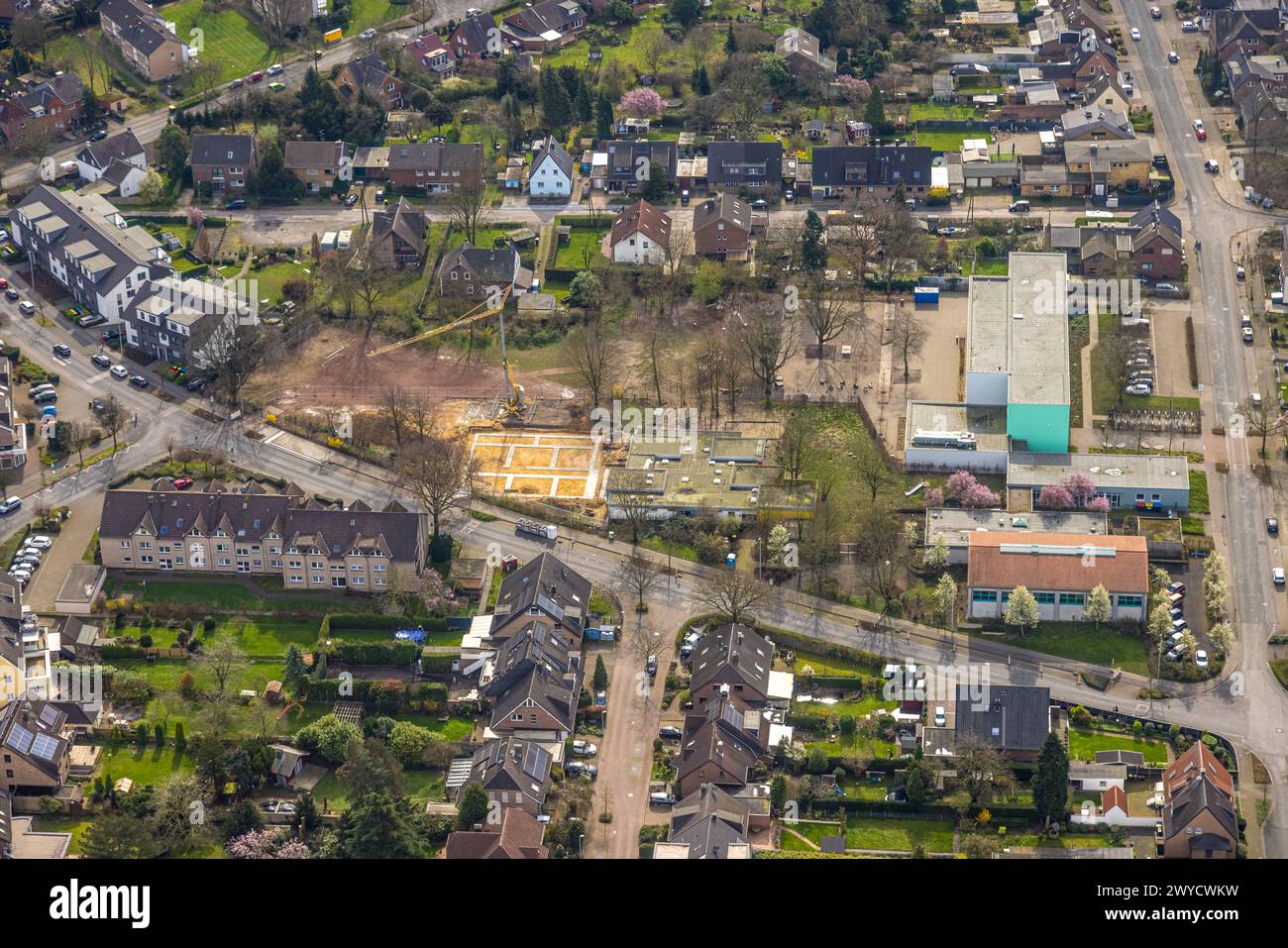 Luftaufnahme, Averbruchschule und AWO Kita Kindergarten Averbruchstraße mit Baustelle für Erweiterung, Averbruch, Dinslaken, Nordrhein-Westpha Stockfoto