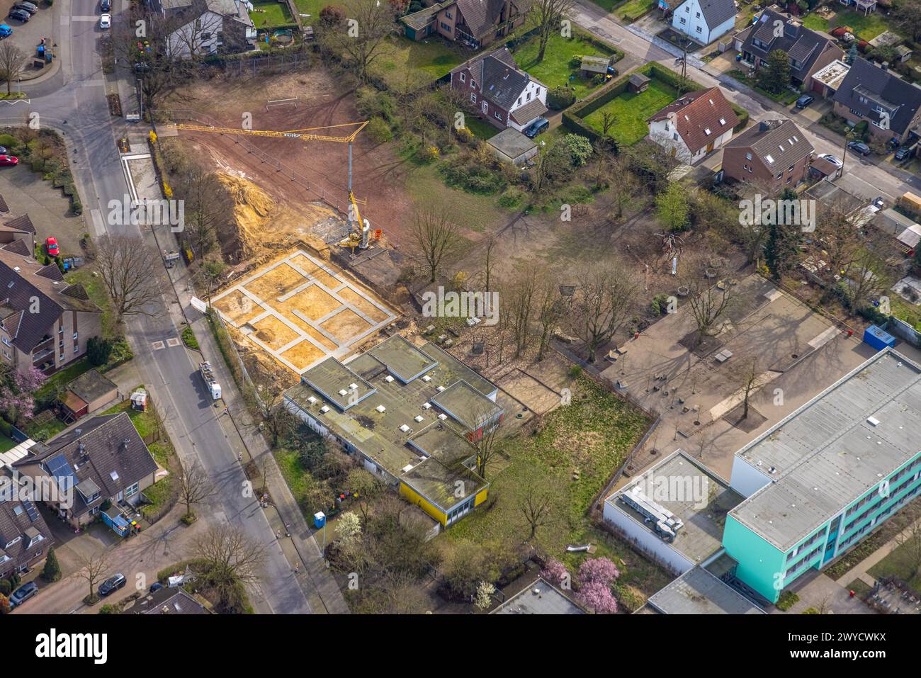 Luftaufnahme, Averbruchschule und AWO Kita Kindergarten Averbruchstraße mit Baustelle für Erweiterung, Averbruch, Dinslaken, Nordrhein-Westpha Stockfoto
