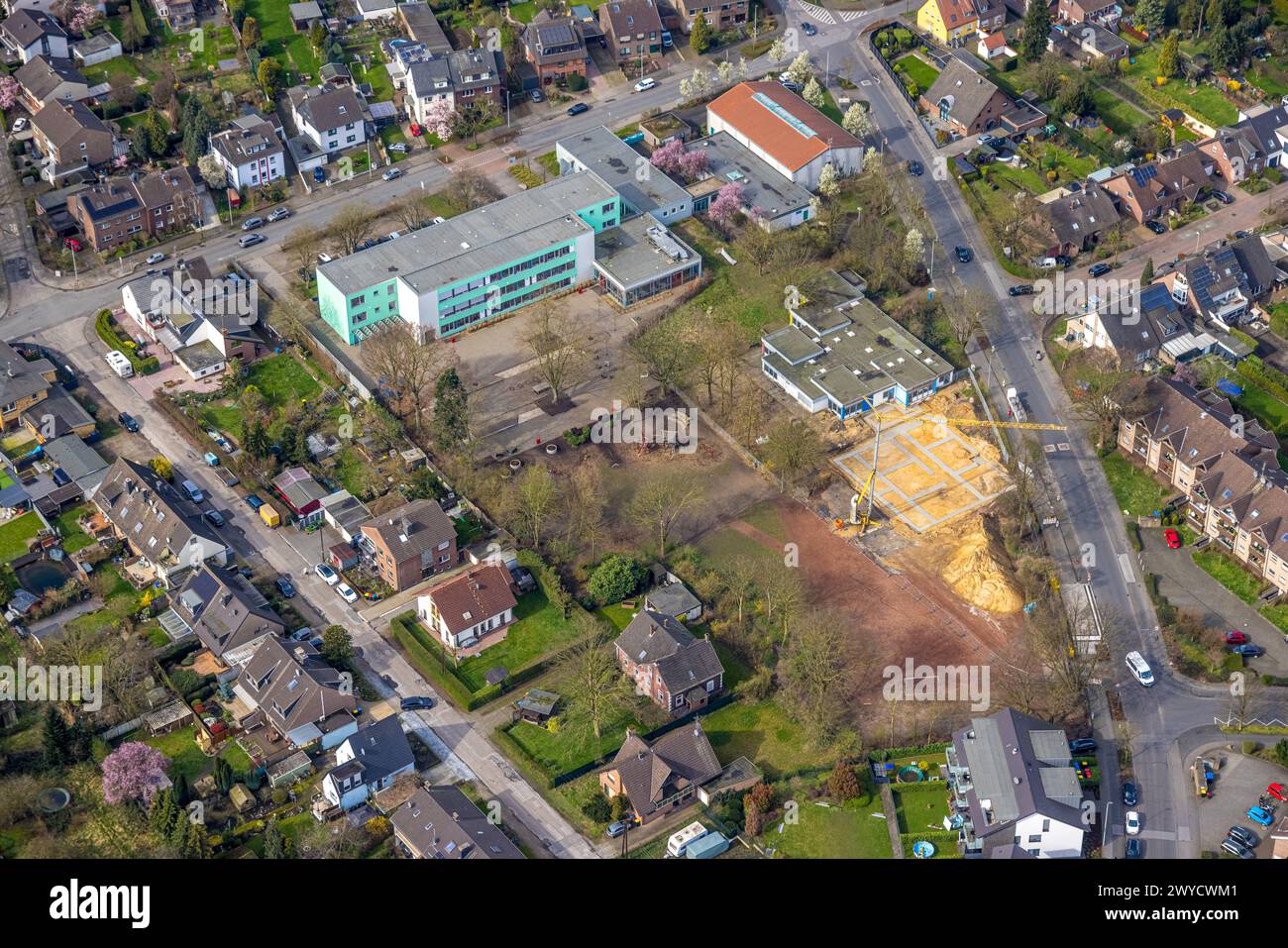 Luftaufnahme, Averbruchschule und AWO Kita Kindergarten Averbruchstraße mit Baustelle für Erweiterung, Averbruch, Dinslaken, Nordrhein-Westpha Stockfoto