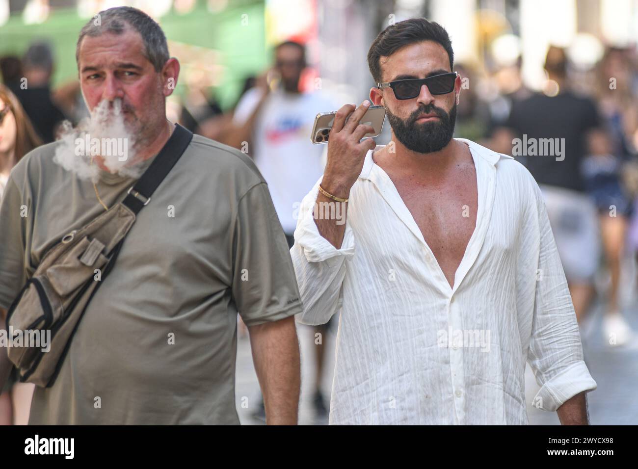 Athen: Griechische Männer in der Ermou-Straße. Griechenland Stockfoto