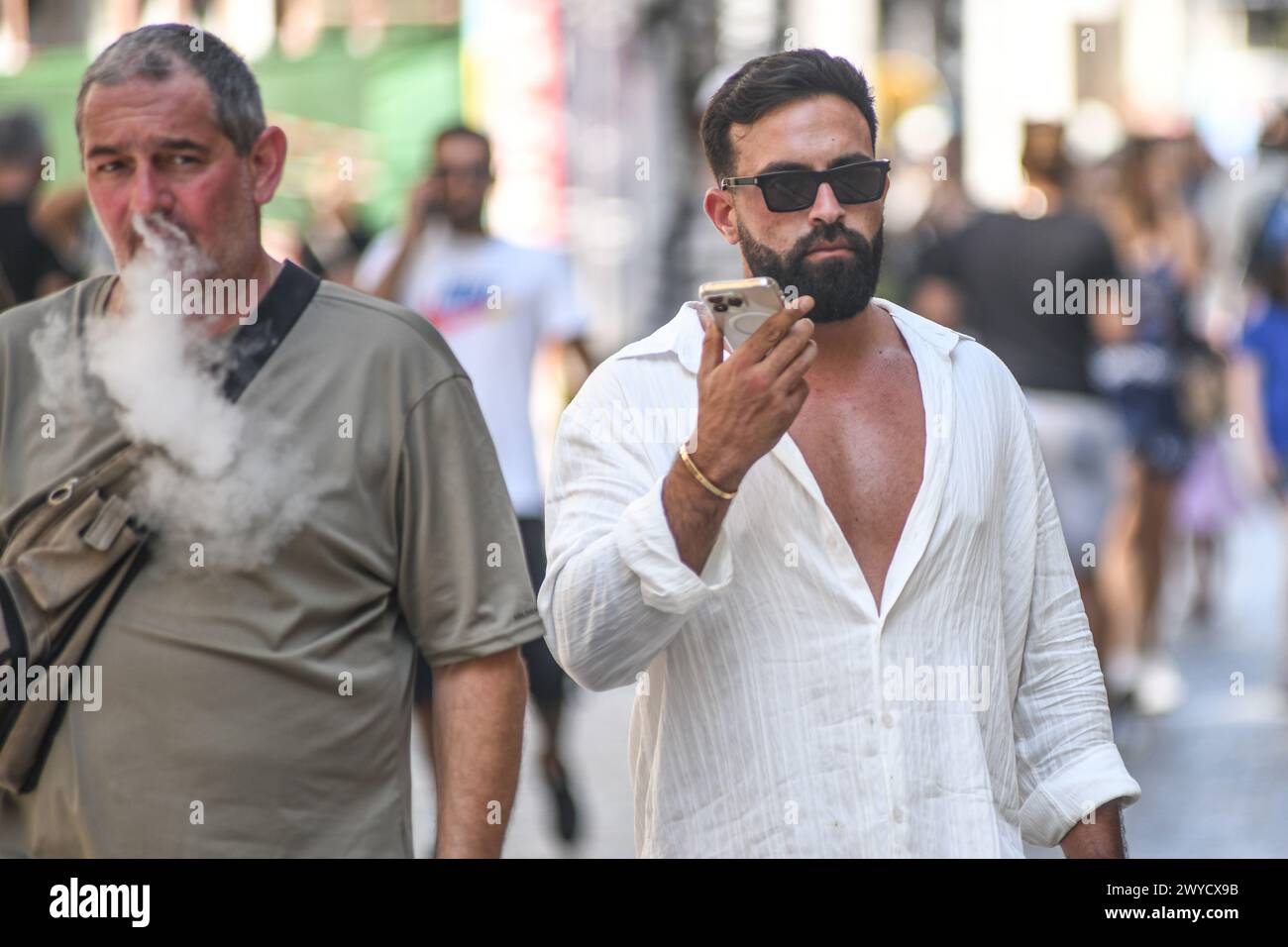 Athen: Griechische Männer in der Ermou-Straße. Griechenland Stockfoto