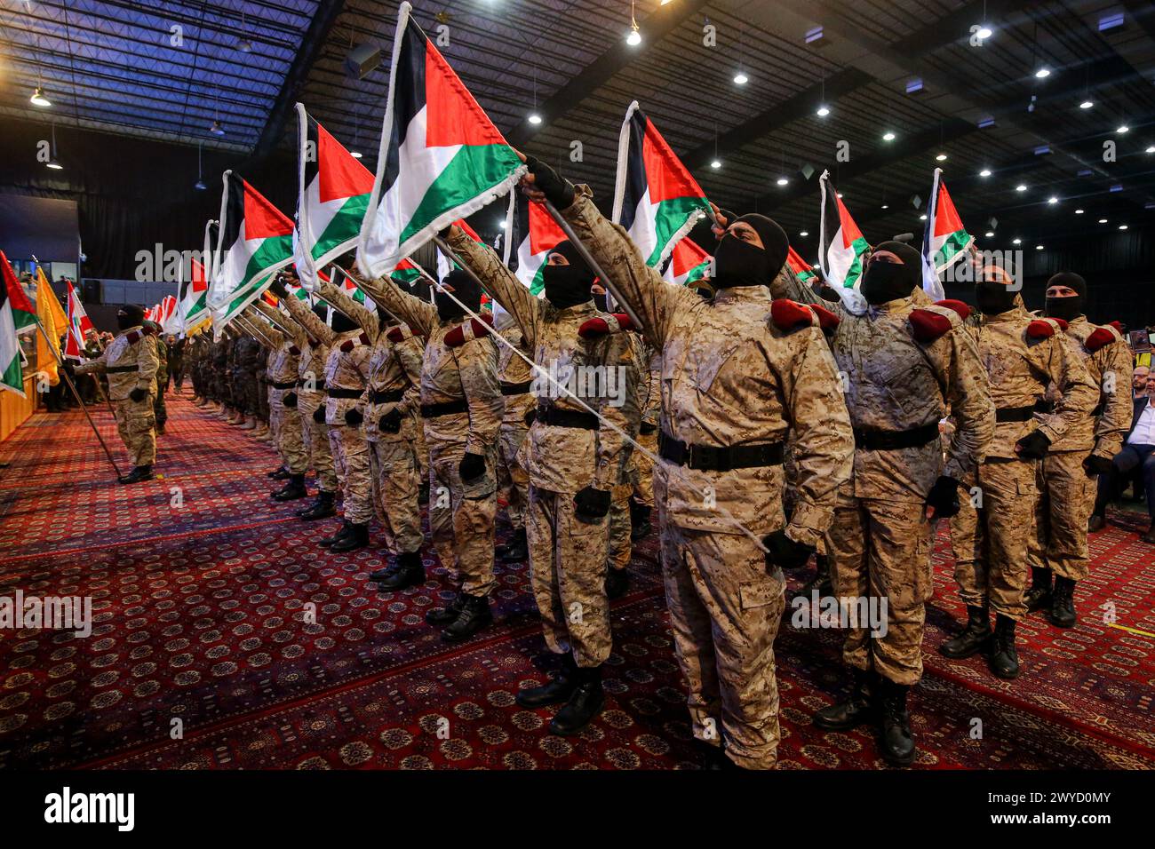 Beirut, Beirut, Libanon. April 2024. Pro-iranische Hisbollah-Kämpfer, die palästinensische Fahnen schleudern, leisten den Eid während einer Parade zum Internationalen Al-Quds-Tag im südlichen Vorort Beiruts. Der jährliche al-Quds-Tag kommt am letzten Freitag des heiligen Monats Ramadan. Die Veranstaltung wurde 1979 im Iran, kurz nach der Islamischen Revolution, initiiert. (Kreditbild: © Marwan Naamani/ZUMA Press Wire) NUR REDAKTIONELLE VERWENDUNG! Nicht für kommerzielle ZWECKE! Stockfoto