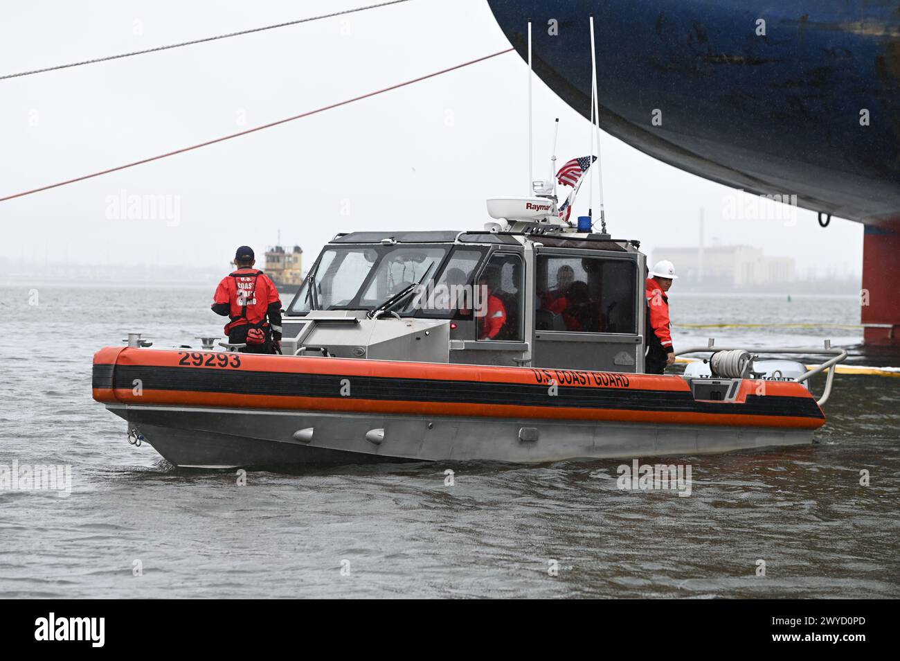 Am 2. April 2024, nach dem Zusammenbruch der Francis Scott Key Bridge in Baltimore, Maryland, erzwangen die Besatzungsmitglieder der US-Küstenwache eine Sicherheitszone. Die US-Küstenwache arbeitete während des Zusammenbruchs der Brücke Francis Scott Key mit verschiedenen lokalen, staatlichen und föderalen Behörden zusammen. (Key Bridge Response 2024 Unified Command Foto von U.S. Coast Guard Petty Officer 3rd Class Carmen Caver) Stockfoto