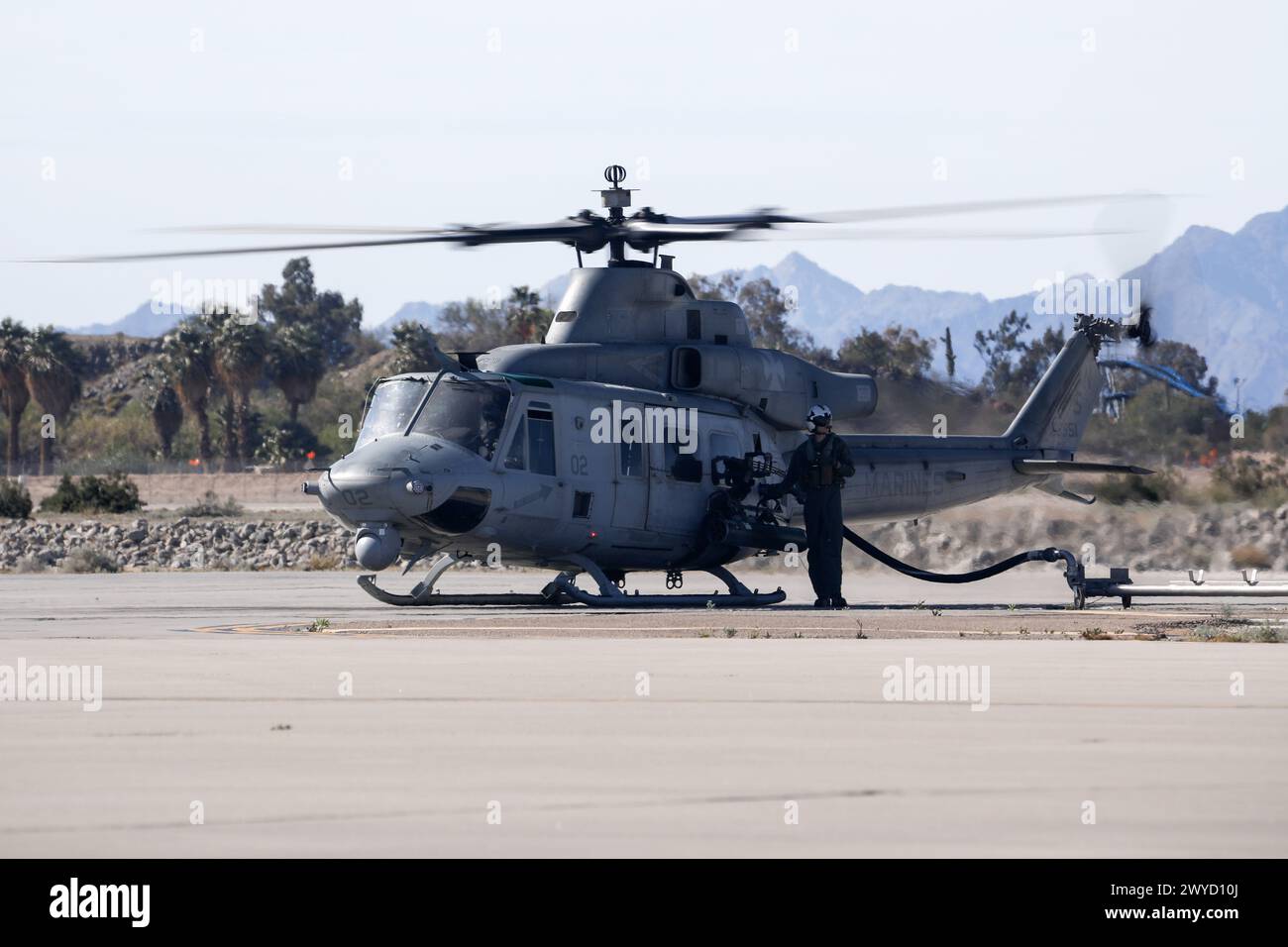 Ein U.S. Marine Corps UH-1Y Venom Helikopter, der der Marine Aviation Weapons and Tactics Squadron One zugewiesen ist, betankt während des Weapons and Tactics Instructor Courses 2-24 auf der Marine Corps Air Station Yuma, Ariz, 4. April 2024. Der WTI-Kurs ist ein hoch wettbewerbsfähiger und rigoroser gemeinsamer Schulungskurs, der alle Marine-Luftfahrt-Ressourcen, Bodenkräfte, Führungs- und Kontrollsysteme, Logistik und Luftverteidigung integriert, um eine angemessene Luft-Boden-Integration auf dem Schlachtfeld zu gewährleisten. (Foto der Alaska Nationalgarde von Alejandro Peña) Stockfoto