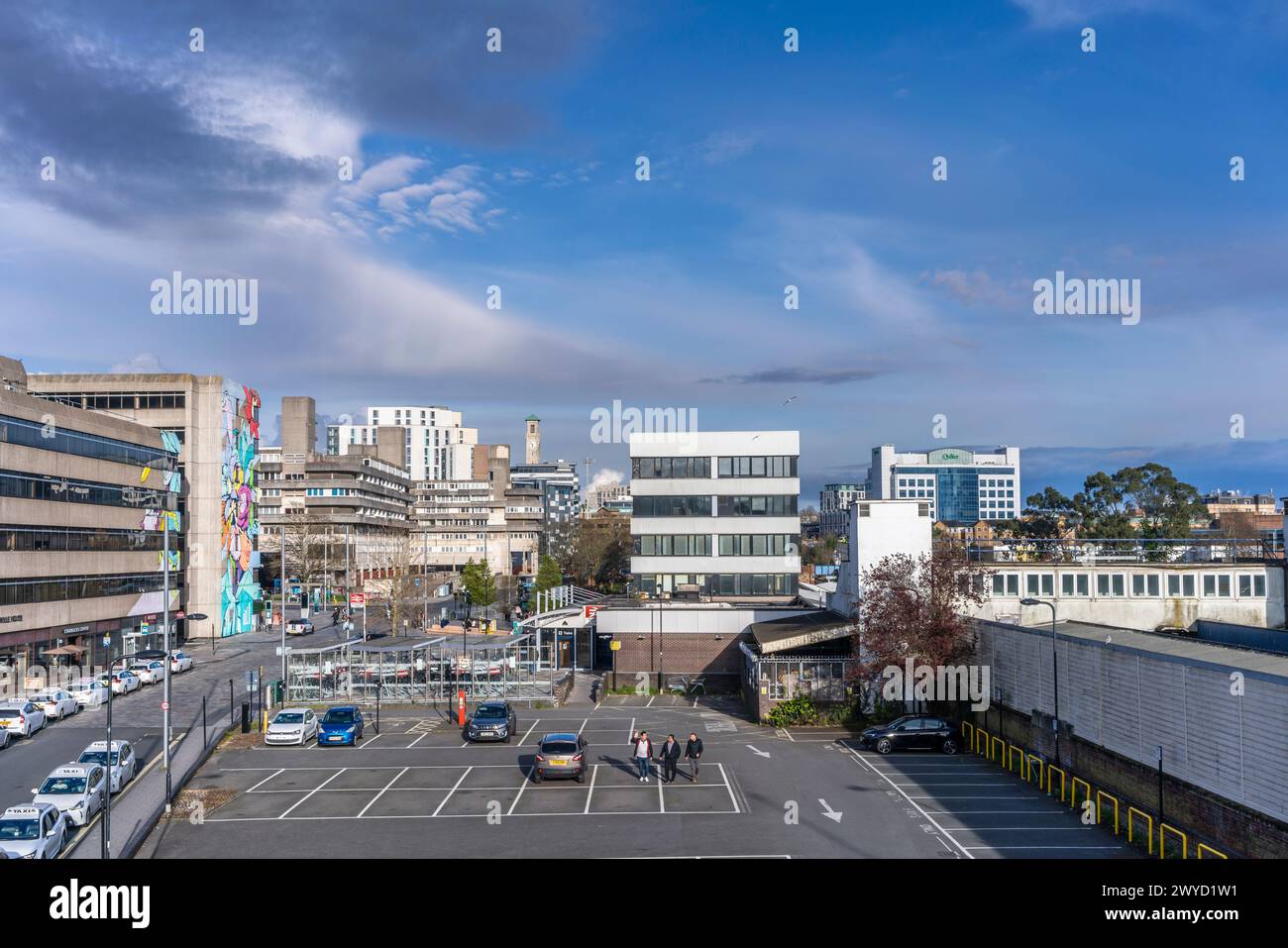 Blick auf die Skyline von Southampton von der Central Station Bridge in Richtung Stadtzentrum, Southbrook Rd und Blechynden Terrace, Southampton, England, Großbritannien Stockfoto