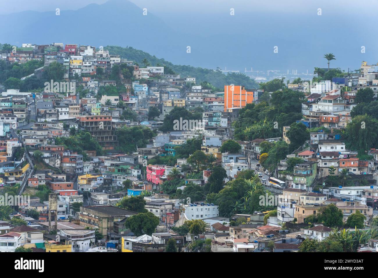 Favela in den Bergen von Santos, SP Brasilien. April 2024. Stockfoto