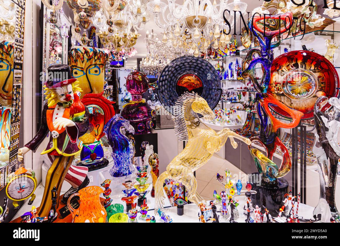 Ausstellung von bunten Glasarbeiten für touristische Souvenirs in einem Schaufenster in Castello, Venedig, Italien Stockfoto