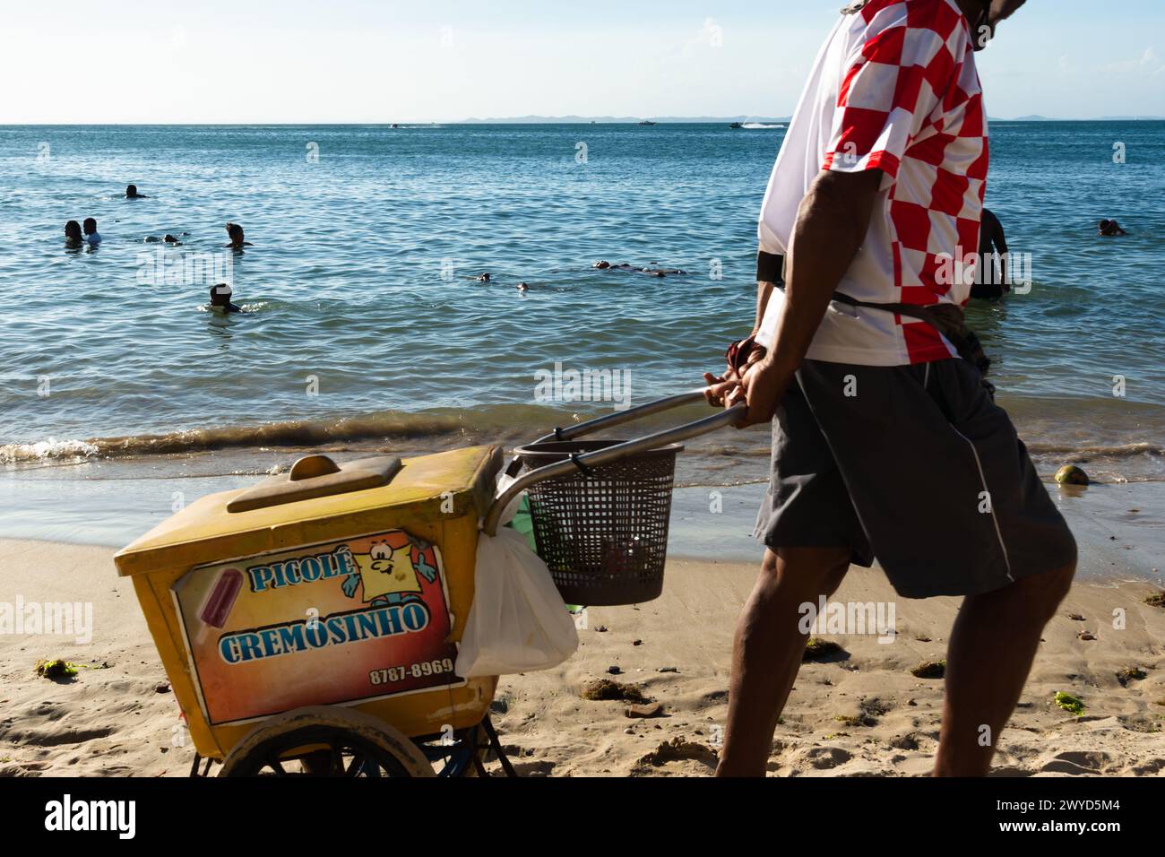 Salvador, Bahia, Brasilien - 9. März 2019: Straßenverkäufer werden am Strand von Ribeira in der Stadt Salvador, Bahia, gesehen. Stockfoto