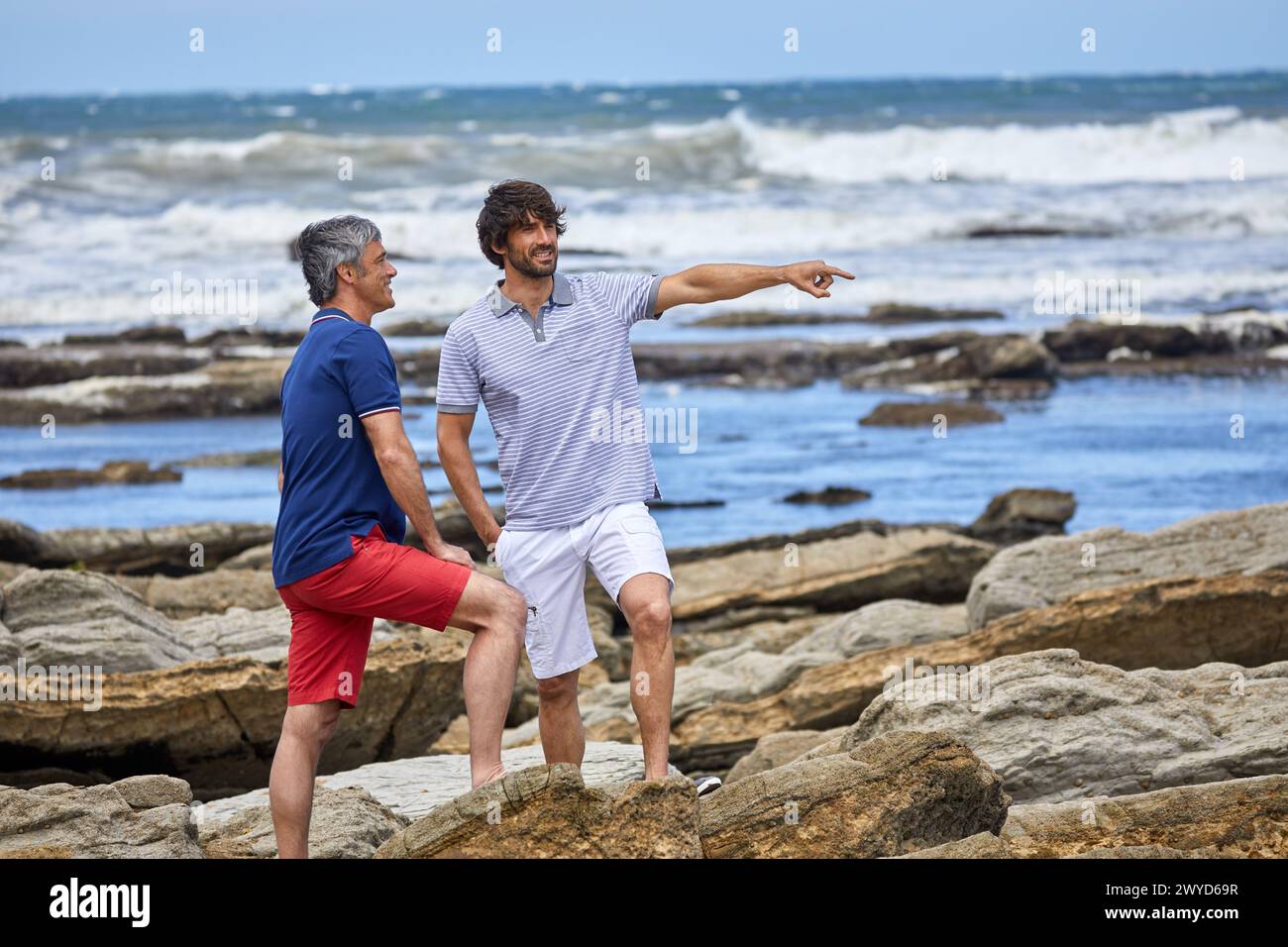 Männer im Meer, Route de La Corniche, Kantabrische Küste, Hendaye, Aquitanien, Baskenland, Frankreich. Stockfoto