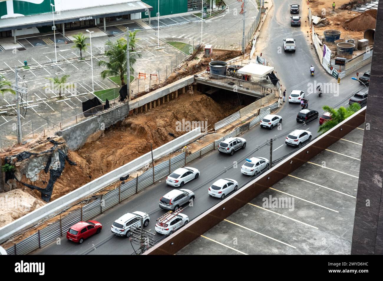 Salvador, Bahia, Brasilien - 26. Januar 2022: Ansicht der Verkehrsbewegung im Zentrum der Stadt Salvador, Bahia. Stockfoto