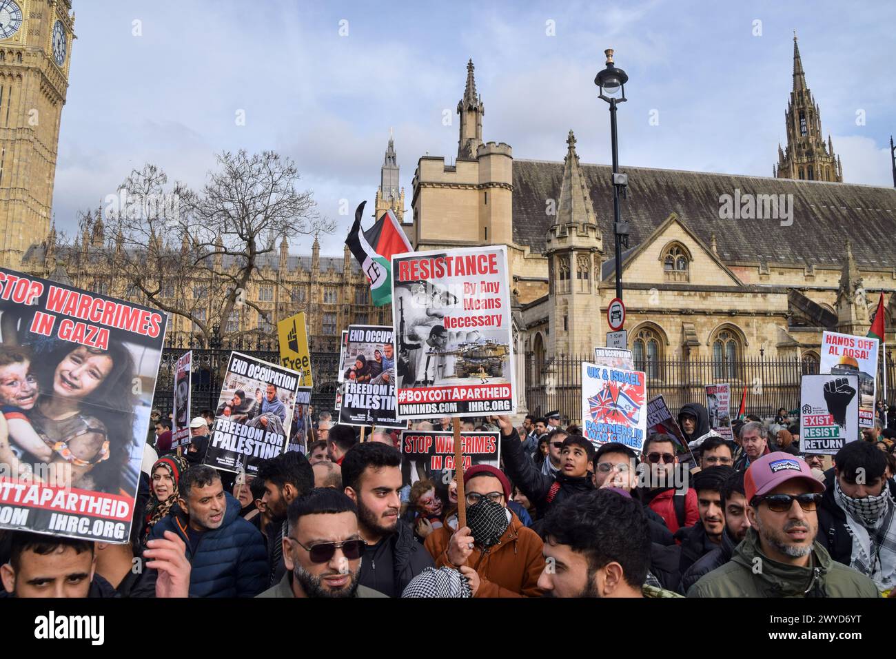 London, Großbritannien. April 2024. Pro-palästinensische Demonstranten halten Plakate zur Unterstützung Palästinas während der Demonstration. Pro-palästinensische Demonstranten marschierten in Westminster und wurden auf dem Parlamentsplatz von pro-israelischen Gegenprotestierenden konfrontiert, während pro-palästinensische Demonstranten ihre jährliche Demonstration zum Al-Quds-Tag in Solidarität mit Palästina veranstalteten. Quelle: SOPA Images Limited/Alamy Live News Stockfoto