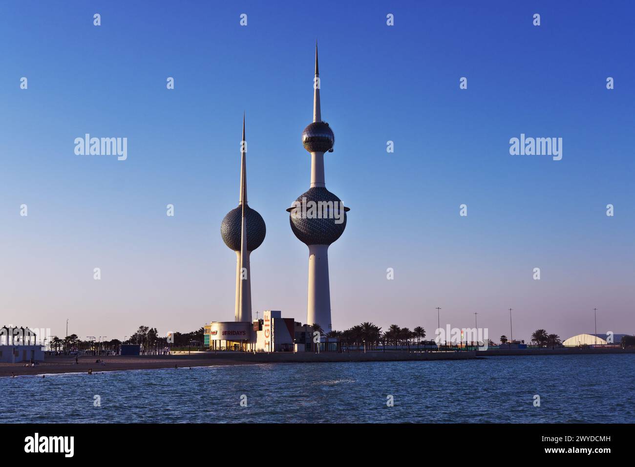 Berühmte Türme der Bälle in Kuwait an einem sonnigen Tag mit klarem Himmel. Blaues Meer und Sandstrand im Hintergrund Stockfoto