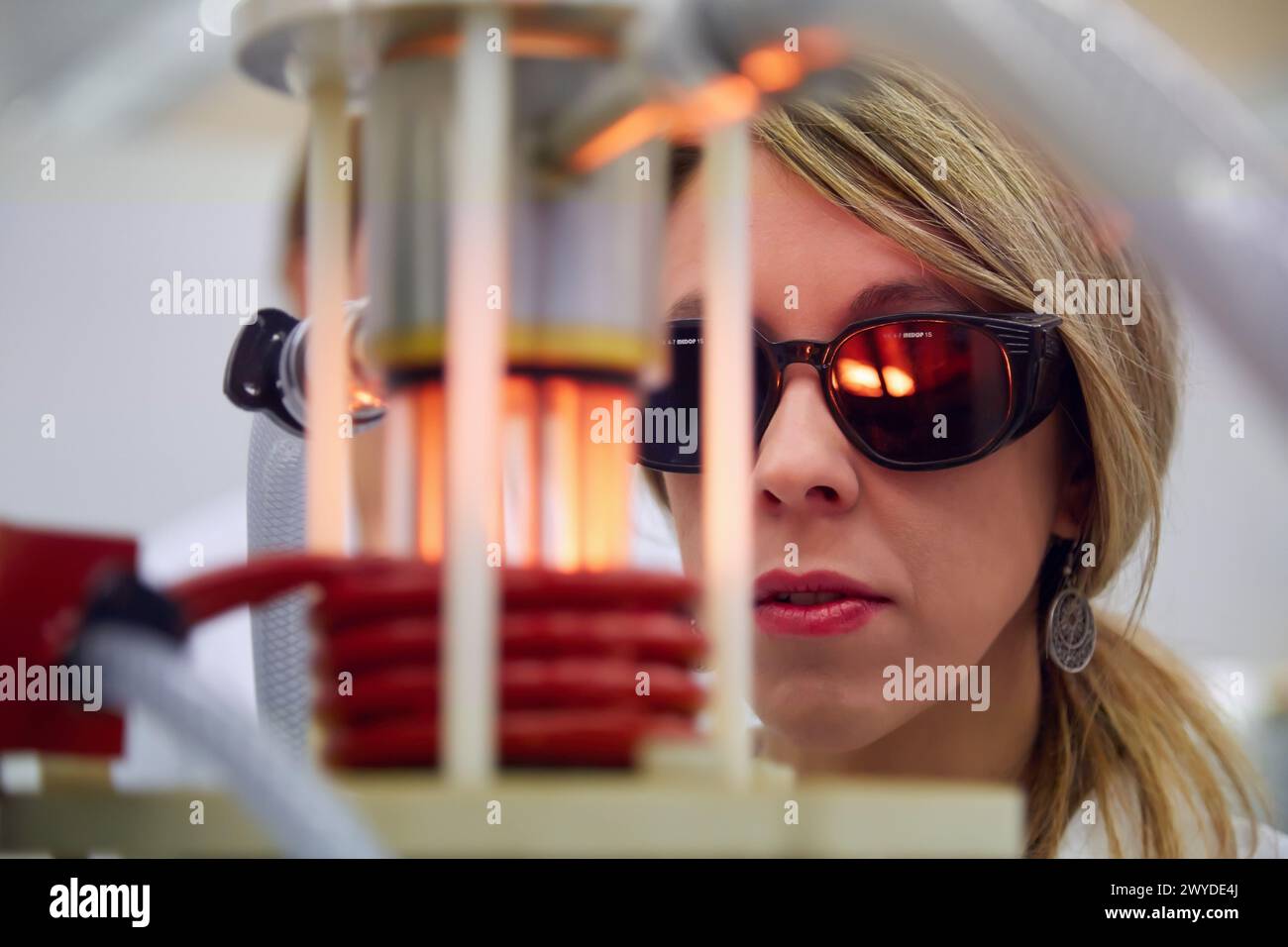 Vakuum-Levitation-Ausrüstung, unterstützt durch einen Induktionsofen, umfasst die Vakuum-Levitation-Ausrüstung 100-1000 g einen Tiegel, in Cu hergestellte und mit Wasser gekühlte Spule und Form dieses Vakuumsystem ist mit Argon gefüllt und verfügt über eine Gießereischwebeneinrichtung im Tiegel. seine Eigenschaften ermöglichen es, jede Kontaminationsquelle zu vermeiden die Stahlbauausrüstung wird in den Bereichen Nanotechnologien eingesetzt Industrie, Tecnalia Forschung und Innovation, Technologie- und Forschungszentrum, Technologiepark Zamudio, Derio, Bizkaia, Baskenland, Spanien. Stockfoto