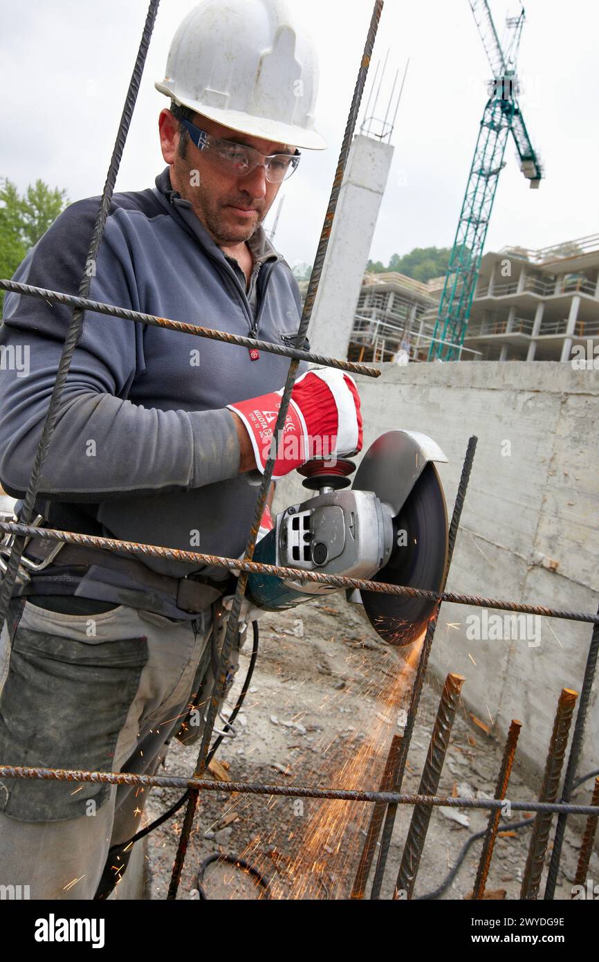 Schneidstahl, Schleifer, Baustelle, Eskoriatza, Gipuzkoa, Euskadi, Spanien. Stockfoto