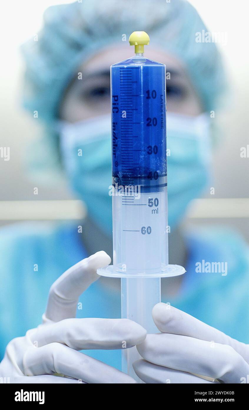 Antibiotikavorbereitung bei der Chemikerin des Krankenhauses. Stockfoto